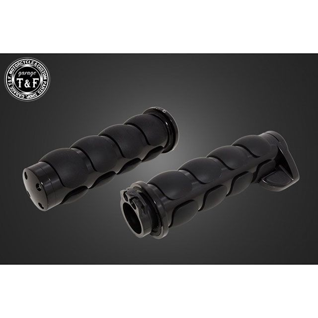 ●メーカー名：ガレージT&F / T&F(ガレージティーアンドエフ)●商品名：フラットエンドグリップ スロットルアシスト付き 1インチ専用（ブラック）●メーカー品番：・8012909商品の保証は、メーカー保証書の内容に準じます。カラー：ブラック■製品の仕様・本体：アルミ製。・握り部：ラバー製。・インナースロットル：樹脂製。・スロットルアシスト部分：アルミ製（ブラック仕上げ）。・1インチ（25.4mm）専用。・サイズ（右側）：全長：約165mm（インナースロットル含む）。・サイズ（左側）：全長：約146mm。・外径：アルミ部（最小外径）：約36.5mm。／ラバー部（最大外径）：約45mm。※アルミ部、ラバー部、共にスロットルアシスト部は除いた寸法になります。■製品の特徴・ブラックボディとマットな質感のラバーが織りなす重厚なデザイン、操作性にも優れたハイエンドなカスタムグリップです。・適度な厚みのあるラバーを採用し、長距離走行でも疲れにくい握り心地を実現しました。・高速道路や長距離運転の際に手の疲れを軽減させる為のスロットルアシスト付き。・グリップエンドのボルトを緩めることで、スロットルアシストの角度をお好みに合わせて微調整可能です。・インナースロットルは標準装備。国産アメリカン専用設計です。■注意事項・レブル250（2025年モデル）は、車体番号によってハンドル径が異なります。ご購入前に、必ず車体番号をご確認ください。（車体番号が「14?」で始まる車両はハンドル径 25.4mm→取り付け可能。）（車体番号が「15?」で始まる車両はハンドル径 22.2mm→取り付け不可。）・7／8インチ（22.2mm）ハンドルには装着できません。・ハーレーダビッドソンには取り付け出来ません。・車両の状態やスイッチボックスの仕様により、取り付けに際して一部加工が必要になる場合がございます。・インナースロットルの固定には接着剤が使われていますが、グリップ内側に接着剤が残っている場合がありますので、取り付け前に必ず内側を確認し、接着剤をきれいに取り除いてから装着してください。取り除かないとアクセル開閉の動きが鈍くなったり、戻りが悪くなる場合がございます。■装着画像について・掲載している一部の画像は、実際の写真をもとにAIで生成したイメージ画像も含まれます。実物の雰囲気をできるだけ忠実に再現しておりますが、細部の形状・位置・質感などにつきましては、実際の商品および装着状態と若干異なる場合がございます。■重要なお知らせ・ガレージT＆F社では、より良い商品をお届けするため、商品の改良や生産工程の変更を随時行っております。そのため、掲載されている仕様やデザインが予告なく変更される場合がございます。なお、変更があった場合でも、商品の品質や機能性には十分配慮しております。詳細についてご不明な点がございましたら、いつでもお気軽にお問い合わせください。※掲載画像はイメージです。実際の商品とは色味や仕様が異なる場合がございます。メーカー車種年式型式・フレームNo.その他スズキイントルーダー400クラシックホンダシャドウ400ホンダシャドウスラッシャー400ホンダスティード400ホンダスティード400VCLホンダスティード400VLSホンダスティード400VLXホンダスティード400VSEヤマハドラッグスター1100ヤマハドラッグスター1100クラシックヤマハドラッグスター400ヤマハドラッグスター400クラシックカワサキバルカン400カワサキバルカン400クラシックホンダマグナ250ホンダマグナ250Sホンダレブル2502025レブル250（2025年モデル）は、車体番号によってハンドル径が異なります。・車体番号が「14〜」で始まる車両はハンドル径 25.4mm → 取り付け可能。・車体番号が「15〜」で始まる車両はハンドル径 22.2mm → 取り付け不可ホンダレブル2502019-2024※商品掲載時の適合情報です。年式が新しい車両については、必ずメーカーサイトにて適合をご確認ください。