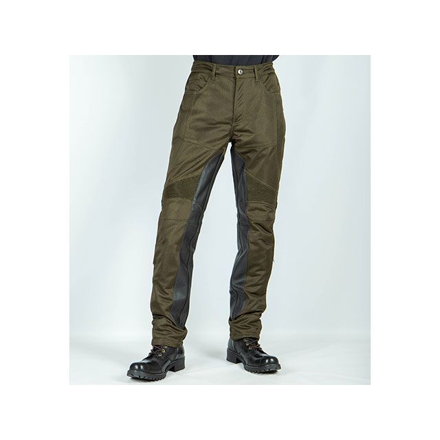 ●メーカー名：デグナー / DEGNER●商品名：DP-46 テキスタイルフルメッシュパンツ/メンズ（オリーブ）●サイズ 2XL・サイズ：Sはこちら・サイズ：Mはこちら・サイズ：Lはこちら・サイズ：XLはこちら●メーカー品番：DP-46●JANコード：4524486115905商品の保証は、メーカー保証書の内容に準じます。カラー：オリーブ素材：ポリエステル／牛革プロテクター装備箇所：膝、腰サイズ目安【S（cm）】ウエスト：75-79／ヒップ：93-97／ワタリ：59-63／ヒザ：39-41／裾周り：33-35【M（cm）】ウエスト：81-85／ヒップ：98-102／ワタリ：61-65／ヒザ：41-43／裾周り：35-37【L（cm）】ウエスト：87-91／ヒップ：103-107／ワタリ：63-67／ヒザ：43-45／裾周り：37-39【XL（cm）】ウエスト：93-97／ヒップ：108-112／ワタリ：65-69／ヒザ：45-47／裾周り：39-41【2XL（cm）】ウエスト：99-103／ヒップ：113-117／ワタリ：67-71／ヒザ：47-49／裾周り：41-43上記数値は、仕上がり寸法（外寸）となります。股下はすべて81-83cmとなります。完成後に製品を加工しているため、若干のサイズ誤差がございます■暑い日でも快適なメッシュ生地走行するほどに涼しい風が吹き抜け、暑さとムレを軽減するフルメッシュ。■本革ヒートガードで火傷防止牛革のヒートガードが、火傷しやすい太もも-ふくらはぎをガード。■動きやすいひざ上シャーリングひざ上にシャーリングを施し、ライディング時のつっぱりを軽減。■ストレッチが効くひざ裏ジャージひざ裏には伸縮性のあるジャージ素材を使用し、疲れにくい工夫。■腰・膝プロテクターで備える腰・膝プロテクターを標準装備。膝位置は4段階に調整可能。またお好みのプロテクターに交換もできる。走れば走るほど風を取り込むメッシュパンツが、アップグレードして登場。ひざ裏にジャージ素材を使い、足の曲げ伸ばしがしやすくなり操作性がアップしました。足の内側に装備した牛革ヒートガードは、エンジン等からの熱伝導を和らげ、太もも-ふくらはぎのアチッ！を軽減。真夏でもニーグリップでき、安定した走行が可能に。牛革は、バイク乗りが愛するライダースジャケットをはじめ、ライダースアイテムに多く用いられている素材。堅牢で耐久性が高く丈夫。メッシュが風を取り込み、暑い季節でも涼しく快適。【お手入れ】この製品は、手洗いが可能です。各部のプロテクターを取り外してから、中性洗剤を使用して洗ってください。洗ったあとは、型崩れしないようにタオル等で水気を取り、風通しの良い日陰で乾燥させてください。レザーを使用している部分は、レザーオイルで保湿してください。ご注意※経年変化やご使用による製品の劣化・損耗は避けられません。※耐久性には十分考慮しておりますが、過度な負担をかけたり 使用方法が適切でない場合破損する恐れがございます。※製品の一部に本革を使用しています。革は天然素材につき、同じ製品であってもそのシワやヒビの入り方にはそれぞれ個体差があり、またその革固有のキズ・色合いの濃淡なども個性がございます。※製作時期によっても素材の色合い、革の風合いに若干の差異が生じることがございます。予めご了承ください。※薄い色の衣服と合わせて着用された際、雨・汗などでの湿り、摩擦などからの刺激で色移りすることがございます。※ウォッシュ加工を行っております為、仕上がり寸法について、若干の製品誤差がございます。※万一、製品に不具合があった場合は、ご使用にならないで下さい。※上記をお守りいただけない場合、いかなる事柄に対しても責任を負いかねます。ご了承下さい。※商品写真の色味は、お使いのモニターの設定、照明等の環境により、実物とは異なる場合がございます。※商品の仕様、価格等（消費税改定などにより）予告なく変更する場合がございます。※掲載画像はイメージです。実際の商品とは色味や仕様が異なる場合がございます。