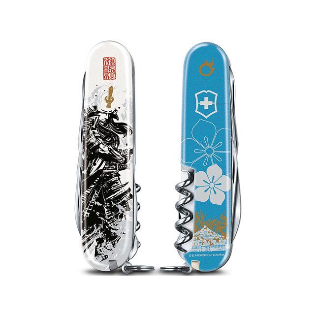 ●メーカー名：ビクトリノックス / Victorinox●商品名：戦国墨絵 明智光秀（ブルー）●メーカー品番：＃1.3703.7-X7●JANコード：7611160204141商品の保証は、メーカー保証書の内容に準じます。ビクトリノックスのオフィサーナイフの世界へようこそ。オフィサーナイフはマルチツールの原点となるモデルです。その伝統は、クライマー マルチツールにも引き継がれています。切れ味が鋭く、頑丈で使いやすい14機能を備え、必要な時にすぐに役立ちます。仕事でもアウトドアでも、さまざまな場面で重宝するモデルです。天下取りを目指し、日本各地の名称達が覇を競った戦国時代。目まぐるしく勢力図が変る厳しい乱世の世の中、戦国武将達は兜、甲冑、刀、槍、銃などの道具や武器にカラフルで独創的なデザインを生み出し、自らの個性や美意識の高さをアピールした時代でもありました。 この、戦国の世のデザインに込められた武将達の戦いに挑む決意や武士道に繋がる魂、美の追求と、世界を舞台に活躍する墨絵師 御歌頭（OKAZU）氏によって描かれる躍動感溢れる武将達の姿、そしてビクトリノックスの培ってきた機能美が見事にマッチしたコレクションです。【機能】1、ラージブレード（大刃）2、スモールブレード（小刃）3、はさみ4、カン切り5、マイナスドライバー（小）3mm6、せん抜き7、マイナスドライバー（大）6mm8、ワイヤーストリッパー9、リーマー（穴あけ）/パンチ10、コルクせん抜き11、マルチフック12、ツースピック（つまようじ）13、ピンセット（毛抜き）14、キーリングカラー：ブルー※掲載画像はイメージです。実際の商品とは色味や仕様が異なる場合がございます。