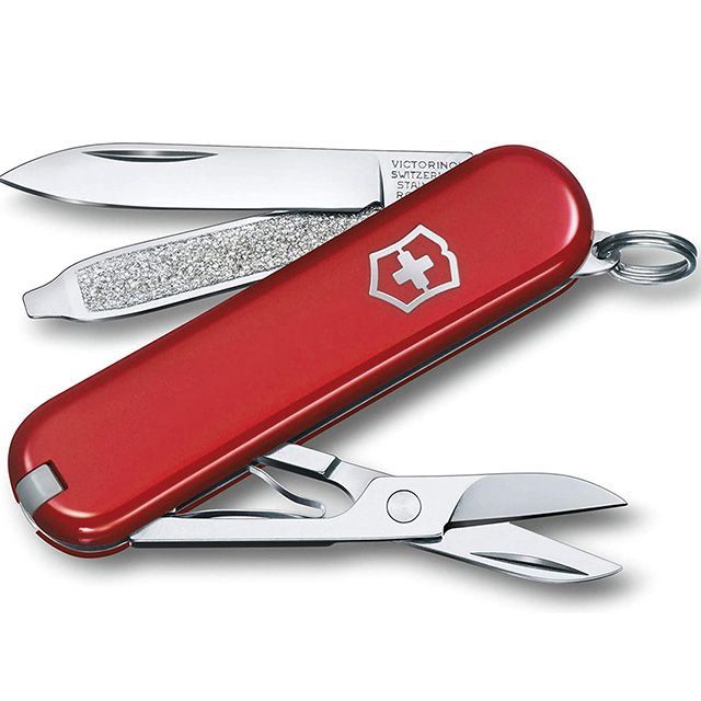 ●メーカー名：ビクトリノックス / Victorinox●商品名：クラシック SD Style Icon（レッド）●メーカー品番：＃0.6223.G●JANコード：7613329143957商品の保証は、メーカー保証書の内容に準じます。日々の作業に役立つコンパクトなツール。7機能を搭載したスイス製マルチツール。はさみ、マイナスドライバー付きつめやすり搭載。100年以上にわたって、クラシック SDは機能性の象徴とされてきました。ビクトリノックスでは、これをアップデートして、活力あふれる大胆なカラーで彩りました。好みに合わせて選べるように、マンゴタンゴやチェリーブロッサムなど、豊富なカラーを揃えています。マッチするアクセサリーとコーディネートすれば完璧です。日々の暮らしが変わる、頼りになる便利なツールです。7機能：つまようじ、はさみ、ピンセット、つめやすり、マイナスドライバー 2.5mm、キーリング、スモールブレード（小刃）カラー：レッド※掲載画像はイメージです。実際の商品とは色味や仕様が異なる場合がございます。