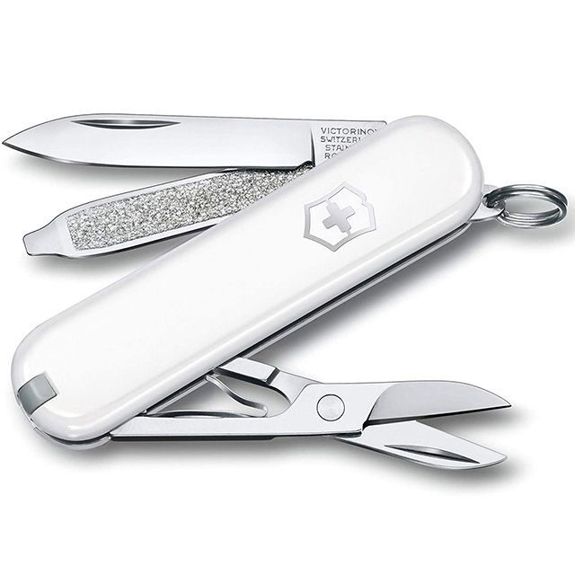 ●メーカー名：ビクトリノックス / Victorinox●商品名：クラシックSD Falling Snow（ホワイト）●メーカー品番：＃0.6223.7G●JANコード：7613329144008商品の保証は、メーカー保証書の内容に準じます。日々の作業に役立つコンパクトなツール。7機能を搭載したスイス製マルチツール。はさみ、マイナスドライバー付きつめやすり搭載。100年以上にわたって、クラシック SDは機能性の象徴とされてきました。ビクトリノックスでは、これをアップデートして、活力あふれる大胆なカラーで彩りました。好みに合わせて選べるように、マンゴタンゴやチェリーブロッサムなど、豊富なカラーを揃えています。マッチするアクセサリーとコーディネートすれば完璧です。日々の暮らしが変わる、頼りになる便利なツールです。7機能：ピンセット、つめやすり、マイナスドライバー 2.5mm、はさみ、スモールブレード（小刃）、キーリング、つまようじサイズ高さ：9 mm、長さ：58 mm、幅：18 mm。重さ：21 gカラー：ホワイト※掲載画像はイメージです。実際の商品とは色味や仕様が異なる場合がございます。