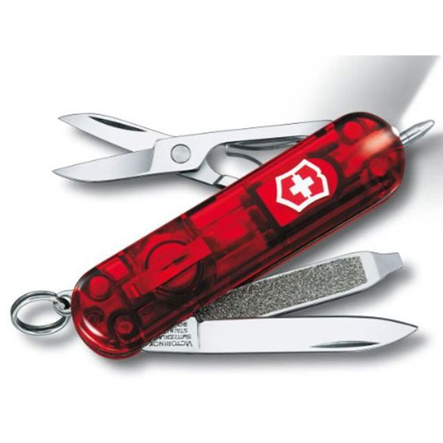 ●メーカー名：ビクトリノックス / Victorinox●商品名：シグネチャー ライトT（レッド）●メーカー品番：＃0.6226.T●JANコード：7611160013330商品の保証は、メーカー保証書の内容に準じます。素早くメモをとれる実用的なペン付き。7機能を搭載したスイス製マルチツール。スペースボールペン、LED搭載。ブレードとしてもペン先としても活躍するナイフとペンのハイブリッド、「クラシック・シグネチャー」。重要なビジネス文書に署名したり、クリエイティブなアイデアを書き留めたり、冒険の旅を日記につけたりと、様々な用途に重宝します。7機能：キーリング、LED、つめやすり、マイナスドライバー 2.5mm、加圧ボールペン、スモールブレード（小刃）、はさみカラー：レッド※掲載画像はイメージです。実際の商品とは色味や仕様が異なる場合がございます。