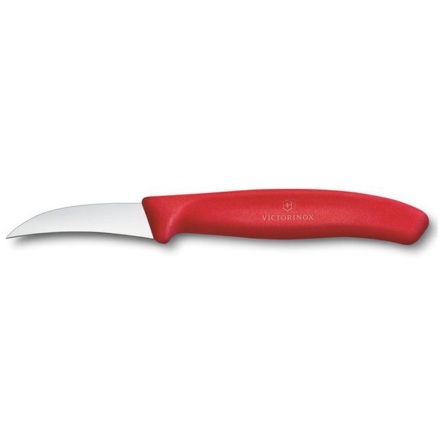 ●メーカー名：ビクトリノックス / Victorinox●商品名：シェーピングナイフ（レッド）●メーカー品番：6.7501.C1-X1●JANコード：7611160348623商品の保証は、メーカー保証書の内容に準じます。ビクトリノックスのベストセラー：Swiss Classic コレクション2007年に誕生したスイスクラシックコレクションは、瞬く間にベストセラーとなり、日常の料理を楽しむ方からプロのシェフまで、幅広いニーズに応える精密さと耐久性、そしてスイスのクラフトマンシップを兼ね備えています。このアイコニックなコレクションは、消費者のライフスタイルや好みをさらに反映するため、モダンにアップデートされました。厳選された新しいカラー、再設計された人体工学的な手入れ内面、そしてサステナブルなパッケージを採用し、ビクトリノックスのナイフが誇る卓越した品質と切れ味はそのままに、さらなる進化を遂げています。カラー：レッド※掲載画像はイメージです。実際の商品とは色味や仕様が異なる場合がございます。