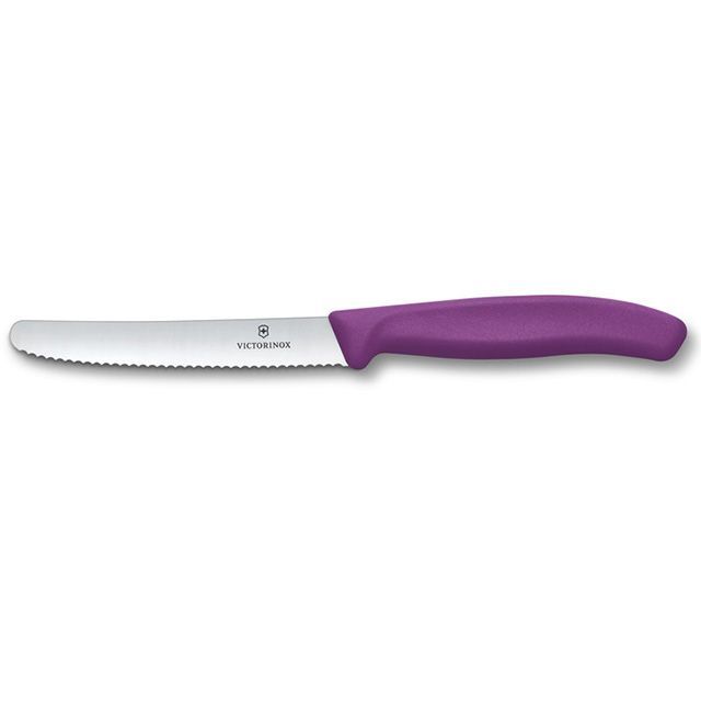 ●メーカー名：ビクトリノックス / Victorinox●商品名：トマト&テーブルナイフ（パープル）●メーカー品番：6.7835.C1-X1●JANコード：7611160348708商品の保証は、メーカー保証書の内容に準じます。ビクトリノックスのベストセラー：Swiss Classic コレクション2007年に誕生したスイスクラシックコレクションは、瞬く間にベストセラーとなり、日常の料理を楽しむ方からプロのシェフまで、幅広いニーズに応える精密さと耐久性、そしてスイスのクラフトマンシップを兼ね備えています。このアイコニックなコレクションは、消費者のライフスタイルや好みをさらに反映するため、モダンにアップデートされました。厳選された新しいカラー、再設計された人体工学的な手入れ内面、そしてサステナブルなパッケージを採用し、ビクトリノックスのナイフが誇る卓越した品質と切れ味はそのままに、さらなる進化を遂げています。カラー：パープル※掲載画像はイメージです。実際の商品とは色味や仕様が異なる場合がございます。