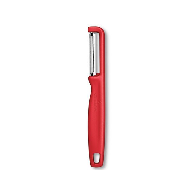 ●メーカー名：ビクトリノックス / Victorinox●商品名：Iota ピーラー（レッド）●メーカー品番：6.0943.1●JANコード：7613329185674商品の保証は、メーカー保証書の内容に準じます。1から設計した鋭利なステンレス製の刃を採用しており、果物や野菜のビタミンを損なわずに皮むきができるほか、繊細なチョコレートの削り出しにも最適です。人間工学に基づいたハンドル、スイスメイドの高い品質、そして洗練されたデザインを兼ね備えたこのピーラーは、あなたの料理スキルを次のレベルへと導きます。【Iota】は実用性、耐久性、操作性を追求したエントリーモデルです。【材質】ハンドル：ポリプロピレンブレード：ステンレススチール【備考】食洗器対応カラー：レッド※掲載画像はイメージです。実際の商品とは色味や仕様が異なる場合がございます。
