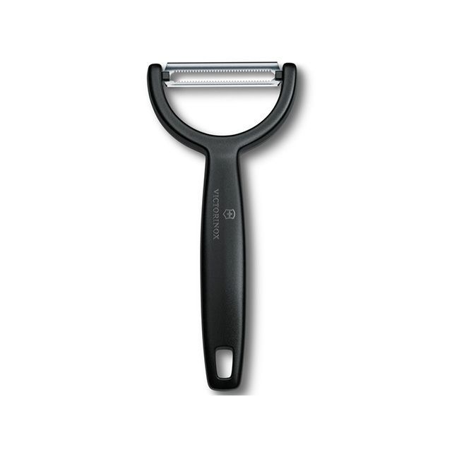 ●メーカー名：ビクトリノックス / Victorinox●商品名：Ypso ピーラー（ブラック）●メーカー品番：6.0963.3●JANコード：7613329185650商品の保証は、メーカー保証書の内容に準じます。1から設計した鋭利なステンレス製の刃を採用しており、果物や野菜のビタミンを損なわずに皮むきができるほか、繊細なチョコレートの削り出しにも最適です。人間工学に基づいたハンドル、スイスメイドの高い品質、そして洗練されたデザインを兼ね備えたこのピーラーは、あなたの料理スキルを次のレベルへと導きます。【Ypso】は実用性、耐久性、操作性を追求したエントリーモデルです。【材質】ハンドル：ポリプロピレンブレード：ステンレススチール【備考】食洗器対応カラー：ブラック※掲載画像はイメージです。実際の商品とは色味や仕様が異なる場合がございます。
