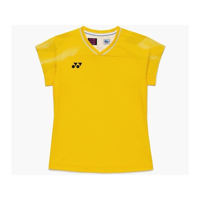 ●メーカー名：ヨネックス / YONEX●商品名：20964 ウィメンズゲームシャツ（ヤマブキ）●サイズ O・サイズ：Lはこちら●メーカー品番：20964●JANコード：4550675426224商品の保証は、メーカー保証書の内容に準じます。原産国：日本サイズ：S・M・L・O・XO素材：身頃/ポリエステル87％、合成繊維（ポリスチレン）13％、切替部/ポリエステル83％、合成繊維（ポリスチレン）17％仕様：ベリークール、Precision Move、エアリリース、UVカット、吸汗速乾、ストレッチ、制電、ポリジン※掲載画像はイメージです。実際の商品とは色味や仕様が異なる場合がございます。