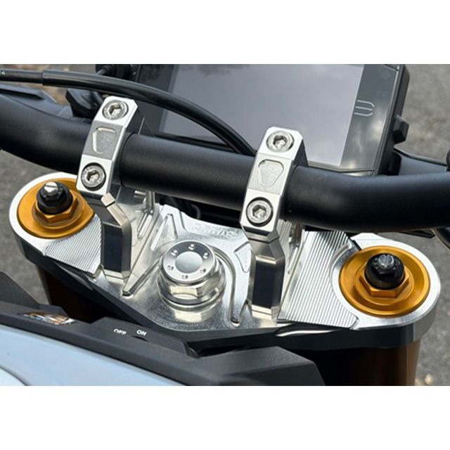 ●メーカー名：アグラス / AGRAS●商品名：トップブリッジ 純正ハンドル用●メーカー品番：321-302-002商品の保証は、メーカー保証書の内容に準じます。アルミ削り出し製センターナット付ノーマルハンドル用ポジションは 高さはノーマルと同じ 前後はノーマルと前後各10mmの計3箇所から選択できます。※ケーブル類は純正をそのまま使用できます。※ハンドルバーの取付角度によっては車体と干渉しますので干渉しない位置で取り付けてください。※ノーマル用となっていますがインチサイズのハンドルバーに交換可能です。その際は車体に干渉しないハンドルをお選びください。※掲載画像はイメージです。実際の商品とは色味や仕様が異なる場合がございます。メーカー車種年式型式・フレームNo.その他スズキGSX-S10002022〜※商品掲載時の適合情報です。年式が新しい車両については、必ずメーカーサイトにて適合をご確認ください。