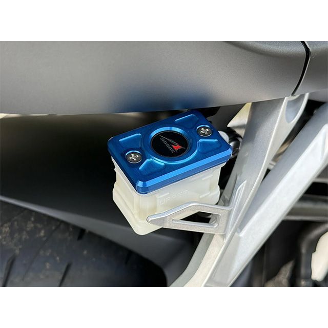 ●メーカー名：アグラス / AGRAS●商品名：リアマスターシリンダーキャップ●カラー ブルー・カラー：ブラックはこちら・カラー：ゴールドはこちら・カラー：ガンメタはこちら・カラー：レッドはこちら・カラー：シルバーはこちら・カラー：チタンはこちら●メーカー品番：325-187-000B商品の保証は、メーカー保証書の内容に準じます。アルミ削り出し製リア用純正マスターシリンダー用純正のキャップとボルトオンで交換可能です。※品番補足325-187-000S シルバー325-187-000B ブルー325-187-000BK ブラック325-187-000G ゴールド325-187-000R レッド325-187-000T チタン325-187-000GM ガンメタ※掲載画像はイメージです。実際の商品とは色味や仕様が異なる場合がございます。メーカー車種年式型式・フレームNo.その他ホンダCBR600RR2020〜※商品掲載時の適合情報です。年式が新しい車両については、必ずメーカーサイトにて適合をご確認ください。