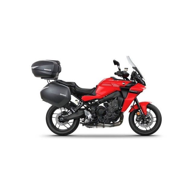 ●メーカー名：シャッド / SHAD●商品名：3Pシステムフィッティングキット トレーサー9/GT（21-24）●メーカー品番：Y0TR91IF●JANコード：8430358678422●メーカー直送品・代金引換でのご注文不可（ご注文が入った場合、キャンセルとさせていただきます。）・他商品との同時注文（併せ買い）不可。（ご注文が入った場合、キャンセルとさせていただきます。）・納品書、弊社無料雑誌が同梱されません。・運送会社、到着日時指定不可・離島への発送不可※本商品は当社倉庫からの発送ではなく【メーカー直送】となります。注意事項へのご了承をお願い致します。フィッティングキットにつきましては基本的に海外取寄せとなりますので、ご注文後キャンセル不可となります。※SHAD製品の在庫確認に関しましてはSHAD（SHADJapan）へ、直接お問い合わせ願います。商品の保証は、メーカー保証書の内容に準じます。■タイプサイドケース・バッグ用■ショートキャッチSHADのサイドケースを安全・確実に装着する、SHAD製サイドケース用純正フィッティングキットです。■キャッチコピー世界中のバイヤーより支持されている高い機能性とスタイリッシュなデザイン。SHAD（シャッド）ブランドは1973年にスペインのバルセロナで誕生しました。BMWやKTMなどのグローバルメーカー向けのデザイン性・機能性にこだわったトップケースの商品開発に特化しており80年代にPIAGGIOEspana（ピアジオエスパーニャ）サプライをスタートさせたことでSHADは世界的なプロバイダーとなり、HONDA、YAMAHA、そしてSUZUKIといった日本メーカーへの商品提供が始まりました。続けて90年代にもPEUGEOT、BMW、MBK（YAMAHAFrance）など海外ビジネスパートナーを増やし、今では80ヵ国以上で愛用されているブランドです。■特長SHADのサイドケースの装着・固定に必要な車種専用フィッティングキットです。「3Pシステム」は、軽量かつバイクに自然に溶け込むスマートなデザインで、街乗りやツーリングに最適なシステムです。3か所のジョイントポイント（3P）でサイドケースを固定する構造により、装着が簡単で、バイク本来の外観や走行性能を損なうことなくケースを取り付けできます。素材は20mm厚の高耐久スチールフレームを採用し、メタリック塗装＋粉体塗装で仕上げられています。トップケースを装着するには別売りのトップマスターフィッティングキットとの組み合わせが必要となります。（適合の有無にご注意ください。）■仕様適合：SH35・SH36（サイドケース）※最大耐荷重は装着するSHADサイドケースに準拠します。■用途SHADサイドケース装着用フィッティングキット■注意SH23およびSH38Xのサイドケースには適合しません。（SH23はケースのフタ部分が車体に干渉、SH38Xは車体に搭載されている純正サイドケース用のサイドケースベースが干渉するほか、サイドケースベースを取り外してサイドケースを装着できた場合でもサイドケース取り外し時に持ち上げるレバーを持ち上げる際に車体に接触するためです。）こちらの商品はSHADサイドケース専用ステーと取付に必要なボルトのセットとなります。サイドケース本体は付属しておりません。他社のサイドケースの装着は確認しておりません。取り付けは専門知識をお持ちの方へのご依頼をおすすめします。■適合車種ヤマハTRACER 9／GT［21-24］※掲載画像はイメージです。実際の商品とは色味や仕様が異なる場合がございます。メーカー車種年式型式・フレームNo.その他ヤマハTRACER 92021-2024ヤマハTRACER GT2021-2024※商品掲載時の適合情報です。年式が新しい車両については、必ずメーカーサイトにて適合をご確認ください。