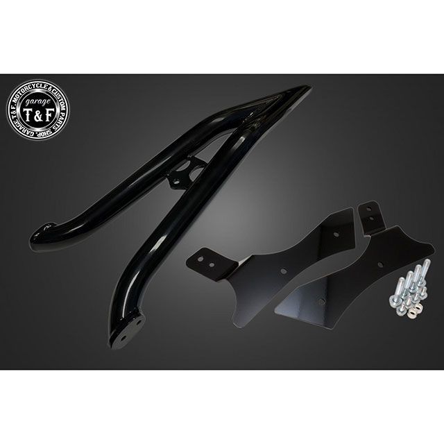 ●メーカー名：ガレージT&F / T&F(ガレージティーアンドエフ)●商品名：スラッシャー400 極太φ38シーシーバーロング 純正フェンダー専用（ブラック）●メーカー品番：・8021710商品の保証は、メーカー保証書の内容に準じます。カラー：ブラック■製品の仕様・素材：スチール製。・長さ：約550mm。・太さ：φ38。・プレート板厚：4.5mm。■製品の特徴・極太φ38シーシーバー＆プレートの厚み4.5mmの頑丈設計。・車種専用設計で純正フェンダーにボルトオン装着可能。・圧倒的な存在感でスタイルも抜群！■注意事項※純正リアフェンダー専用になります。※デザインの特性上、角が尖っている部分があります。お取り扱いの際は十分ご注意ください。■重要なお知らせ※ガレージT＆F社では、より良い商品をお届けするため、商品の改良や生産工程の変更を随時行っております。そのため、掲載されている仕様やデザインが予告なく変更される場合がございます。なお、変更があった場合でも、商品の品質や機能性には十分配慮しております。※掲載画像はイメージです。実際の商品とは色味や仕様が異なる場合がございます。メーカー車種年式型式・フレームNo.その他ホンダシャドウスラッシャー400※商品掲載時の適合情報です。年式が新しい車両については、必ずメーカーサイトにて適合をご確認ください。