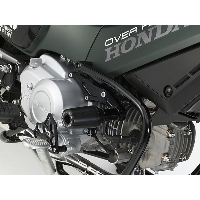 ●メーカー名：オーバーレーシング / OVER RACING●商品名：エンジンスライダー（ブラック）●メーカー品番：・59-125-01B●JANコード：4539770126932OVERRACINGから直接取寄せ。目安の納期ですが、受注生産品も含めた納期となりお時間を要する可能性がございます。お急ぎのお客様は一度メーカー様へ納期をお問い合わせください。在庫がある、キャリパー スプロケット スライダー、定番マフラー等は3営業日程でOVERRACINGから出荷となります。商品の保証は、メーカー保証書の内容に準じます。カラー：ブラック・左右セット・ブラックアルマイト仕上げ・取り付けボルト類付属・POMスライダーサイズ Φ43-35xL60もしもの際に車体へのダメージを軽減。 アルミ削り出しのプレートとOVERロゴ刻印のスライダーによって、高級感とカスタム感を両立させる機能性パーツへと仕上げました。※掲載画像はイメージです。実際の商品とは色味や仕様が異なる場合がございます。メーカー車種年式型式・フレームNo.その他ホンダクロスカブ1102022〜※商品掲載時の適合情報です。年式が新しい車両については、必ずメーカーサイトにて適合をご確認ください。