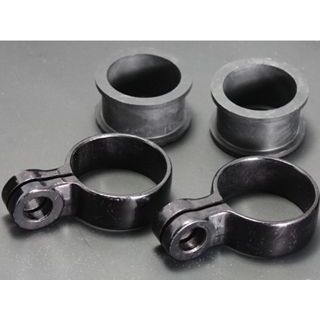 ●メーカー名：ピーエムシー / PMC●商品名：フロントウィンカー ブラケットセット●メーカー品番：147-502●JANコード：4589641230060商品の保証は、メーカー保証書の内容に準じます。仕様スチール製ブラック塗装仕上げサイズクランプボルト穴径φ12mm備考オリジナル復刻版。マッハ系特有の36φリングクランプ式のウインカーマウントブラケットは、H2だけでなく他車のカスタマイズにもご使用可能です。専用ダンパーラバーも付属。1台分2個セットでのデリバリー。適合について商品は対象車種が旧車のため、個体差・年式・仕様などで適合しない場合もございます。当社では適合の責任は負いかねますので、ご不安な方は先にお問合せ頂くか、PMC社（TEL 0799-65-0799）まで直接お問合せ下さい。※掲載画像はイメージです。実際の商品とは色味や仕様が異なる場合がございます。メーカー車種年式型式・フレームNo.その他カワサキ750SS（H2）※商品掲載時の適合情報です。年式が新しい車両については、必ずメーカーサイトにて適合をご確認ください。