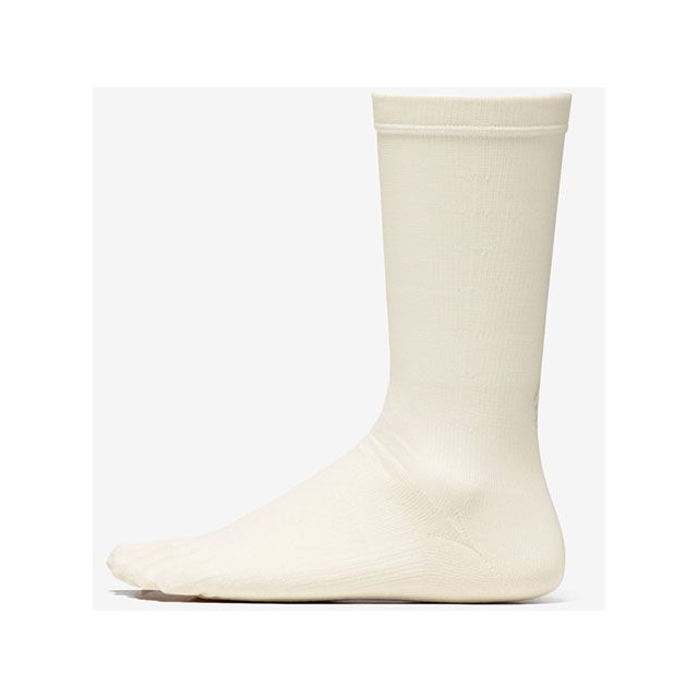 ●メーカー名：C3fit(シースリーフィット)●商品名：GC25104 P/F 5T MID CUT SOX（オフホワイト）●サイズ 2・サイズ：1はこちら・サイズ：4はこちら●メーカー品番：GC25104●JANコード：4571657120008商品の保証は、メーカー保証書の内容に準じます。カラー：オフホワイト原産国：日本サイズ：1・2・3・4素材：ポリエステル／ナイロン／分類外繊維（紙）／ポリウレタン日本では古くから調湿機能があることで重宝されてきた天然由来の素材、紙の糸を使用したミッドカット丈ソックス。心地よいドライ感が魅力のソックスに、C3fit独自のサポート構造を取り入れています。※掲載画像はイメージです。実際の商品とは色味や仕様が異なる場合がございます。