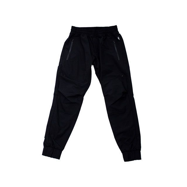 ●メーカー名：ラダーム / RADARM●商品名：RD-906 ジョグスタイルライディングパンツ（ブラック）●サイズ 4XL・サイズ：Sはこちら・サイズ：Mはこちら・サイズ：Lはこちら・サイズ：XLはこちら・サイズ：2XLはこちら・サイズ：3XLはこちら●メーカー品番：RD-906/BLACK/4XL●JANコード：4547544074617商品の保証は、メーカー保証書の内容に準じます。カラー：ブラック - 山城 - - RADARM （ラダーム） -Radicalの短縮形で、「素晴らしい」「サイコー」の意を持つスラング、「rad」。そして、腕や武器、身を守る武具などを意味する「arms」。この2つの単語をミックスして作られたのが、RADARMというブランド名です。先進の機能と、時代を映すデザインの融合。RADARMの視線の先にあるものは、ナチュラルであり、しなやかでありながら、強さと快適性を備えたライディングギアです。多様化していくライフスタイルにより、日常も非日常もなく、様々なことがMIXされているこの時代に、「MOTO MIX」をコンセプトにした新しいオートバイのライフスタイルを提案するブランドです。 - 力を抜いて、自然に乗る - - 街にも馴染む、新しいライディングパンツ - - RD-906 ジョグスタイルライディングパンツ -カジュアルなジョガーパンツの佇まいに、ライディングに必要な機能性をさりげなく融合。RADARM RD-906は、リラックスした穿き心地と、バイク専用設計による安心感を両立したライディングパンツです。カラーは、GRAY・BLACKの2色展開で、ライディングギアであることを感じさせないスタイリッシュな見た目が、普段使いや街中でも違和感なく着用できます。バイクに乗っている時も、降りた後も。街でもガレージでも、自然に馴染む一本として、日常のバイクライフを支えます。【特徴】・動きやすさと快適性を両立する、ライダー専用立体設計バイクの跨りや走行姿勢を考慮した立体パターンに加え、股部にはガゼットクロッチを採用。足を大きく上げる動作もスムーズで、ライディング中のストレスを軽減します。・外入れ式プロテクターポケットを装備膝プロテクターは外側から着脱可能な外入れ式ポケット仕様。目立たないファスナー設計により、デザイン性を損なうことなく、プロテクターの出し入れが容易です。※膝プロテクター標準装備（CEレベル1）・ライディング時にも足の動きを妨げにくい走行中も安心のファスナーポケットスマートフォンも入れられる深めのフロントポケットは、収納物が腿の側面に収まり、ライディング時にも足の動きを妨げにくい設計になっています。さらに、鍵やスマートフォンなどの収納に便利なファスナーポケットを装備。走行中の落下を防ぎ、ライディングに集中できます。・股部分にマチを付けることで乗車時の足上げが楽にバイクに跨る際には足を大きく上げる必要がありますが、一般的なカジュアルパンツは、そのような動作を想定していないため、どうしても突っ張り感が生じやすくなります。ライディングパンツとして専用設計されたRD-906 は、股部にマチを付けており、足上げの大きな動きも非常にスムーズ。颯爽とバイクに跨ることができます。・ウエストはイージー仕様ウエストはゴム＋ドローコード仕様。長距離ツーリングから降車後のリラックスタイムまで、快適なフィット感をキープします。・アンクルジョガーリブ仕様裾はジョガータイプのリブ仕様。走行時の巻き込みを防ぎつつ、シューズとのバランスを取りやすく、すっきりとした足元を演出します。・両膝にCE レベル1のRADARMのロゴ入りプロテクターを装備気軽に履くことのできるジョグスタイルライディングパンツですが、安全への配慮ももちろん欠かせません。RD-906 は両膝にCE レベル1 のプロテクターを装備。膝を曲げた際に、プロテクターがしっかりと膝頭をガードする位置にくるよう設計しており、装着時の違和感がなく、足の動きを妨げません。※腰部にもプロテクターポケットを装備。腰部プロテクターは別途ご用意ください。・位置調整の可能なプロテクターポケット膝プロテクターは、腿部のプロテクターポケットの内側から位置調整可能。ポケット下部には位置調整用に糸が縫われており、この糸を段階的に切ることでプロテクターのポジションを下げていくことができます。・4WAYストレッチ素材による高い運動性ポリエステル90％・ポリウレタン10％の混紡素材を採用。縦・横・斜めに伸びる4WAYストレッチにより、あらゆる動きに追従。膝の曲げ伸ばしもスムーズで、長時間の着用でもストレスを感じにくい設計です。さらに、キックバック性にも優れ、着用を続けても膝抜けしにくく、美しいシルエットを維持します。・ドライで快適な着用感（吸水速乾）裏面のループ構造により汗を素早く吸い上げ、表面で拡散・蒸発。肌離れが良く、ベタつきにくいドライな着心地を保ちます。・日常使いに適したイージーケア性シワになりにくく、洗濯後も乾きやすいポリエステル素材。アイロンの手間も少なく、日常的に扱いやすい実用性を備えています。※高強度繊維ではないため、転倒時の耐切創性能は備えていません・適度な肉感とテーパードシルエットしっかりとした生地の厚みがありながら、柔軟性を両立。脚のラインを拾いすぎず、ジョガーパンツ特有の美しいテーパードシルエットを形成します。【製品情報】生地：ポリエステル90％ ポリウレタン10％生産国：中国【サイズチャート】【S（cm）】ウエスト：70.0/わたり幅：34.0/：ひざ幅：23.1/裾幅：11.5/股下：81【M（cm）】ウエスト：76.0/わたり幅：35.5/：ひざ幅：24.3/裾幅：12.0/股下：81【L（cm）】ウエスト：82.0/わたり幅：37.0/：ひざ幅：25.0/裾幅：12.5/股下：81【XL（cm）】ウエスト：88.0/わたり幅：38.5/：ひざ幅：25.5/裾幅：13.0/股下：81【2XL（cm）】ウエスト：94.0/わたり幅：40.0/：ひざ幅：26.0/裾幅：13.5/股下：81【3XL（cm）】ウエスト：100.0/わたり幅：41.5/：ひざ幅：26.5/裾幅：14.0/股下：81【4XL（cm）】ウエスト：106.0/わたり幅：43.0/：ひざ幅：30.0/裾幅：14.5/股下：81※実際の商品を測った時の寸法です。商品の特性上、若干の差が生じます【ご購入にあたってのご注意】※ご購入の際には、必ずサイズ表をご確認のうえ、ご希望のサイズをお選びください。※サイズ交換の対応はできません。必ず適応サイズをご確認ください。※初期不良に関する返品以外、お客様都合による返品・キャンセルはお受けできませんので、あらかじめご了承ください。※掲載画像はイメージです。実際の商品とは色味や仕様が異なる場合がございます。