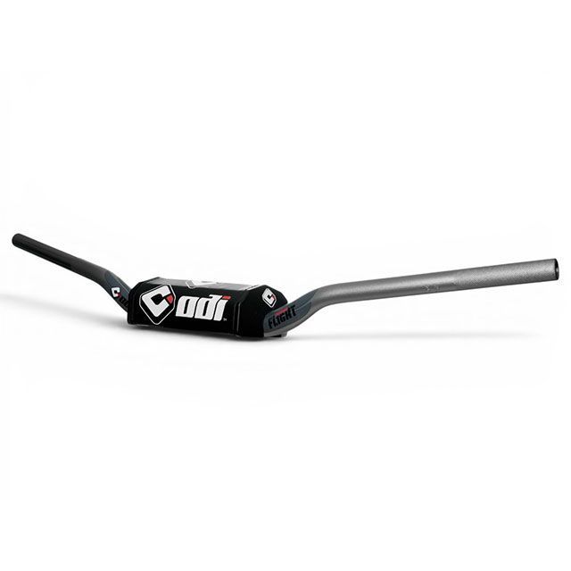 ●メーカー名：ODI Grips(オーディーアイグリップ)●商品名：ポディウム 28.6ハンドルバー フライト YZ（グラファイト）●メーカー品番：G7828●JANコード：4547836592911商品の保証は、メーカー保証書の内容に準じます。カラー：グラファイトタイプ：646 YZ OE■トリプルバテッド構造とテーパード肉厚チューブにより、強度としなやかさを両立■シームレス2014-T6アルミ合金製■耐久性を高めるハードアルマイト仕上げ■28.6mm（1-1／8インチ）のオーバーサイズクランプ径（標準で22.2mmハンドルバー装着車はオーバーサイズ対応バーマウントが必要）■ステルス2トーングラフィック■クラッチ側にローレット加工を施し、スリップオングリップの固定力を向上■操作部は標準22.2mm（7／8インチ）径■高密度成形フォーム製バーパッド付属■スロットル（アクセル）側にはポリッシュ（鏡面）加工が施されており、スロットルチューブのスムーズな動きと軽快な操作感をサポートします。■クラッチ側にはローレット（滑り止め）加工を施し、グリップの固定力を向上。通常のグリップはもちろん、ODI製のロックオングリップもスムーズに装着可能です。強度・しなやかさ・軽量性を高次元で両立した、レース仕様のテーパーハンドルバーODI独自のチューブ設計から生まれた、ブレースレス構造のMXハンドルバー。高強度な2014-T6アルミ合金を採用し、優れた強度と適度なしなりを実現。スーパークロスやモトクロスをはじめ、フラットトラック、ヒルクライムなど、最高峰レースシーンで徹底的なテストを重ねて開発されたモデル。ご注意※ベンド選択について ODIのベンド形状は、純正ハンドルや他メーカーと同一寸法ではありません。それぞれ特定のライダーやテストライダーのフィードバックをもとに開発されています。現在使用しているハンドルの寸法とODIベンドガイドを比較し、体格やライディングスタイルに合ったベンドを選択してください。※画像はイメージです。※掲載画像はイメージです。実際の商品とは色味や仕様が異なる場合がございます。メーカー車種年式型式・フレームNo.その他汎用※商品掲載時の適合情報です。年式が新しい車両については、必ずメーカーサイトにて適合をご確認ください。
