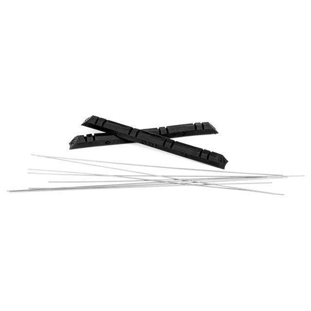 ●メーカー名：ODI Grips(オーディーアイグリップ)●商品名：マッドナックルキット（ブラック/ホワイト）●メーカー品番：G7839●JANコード：4547836593086商品の保証は、メーカー保証書の内容に準じます。カラー：ブラック／ホワイト【キット内容】マッドナックル トラクションストリップ ×2（長さ100mm ／ 4インチ）ステンレス製セーフティワイヤー（長さ6インチ）×8本■あらゆるモトクロスグリップに装着可能■ウェットおよびマディコンディションでグリップ力を向上■リサイクルグリップ素材を使用■アメリカ製■グリップ本体は付属しません指の掛かりを高め、悪条件でも確実なコントロールモトクロスグリップの前側に装着することで、ウェットやマディコンディションでのホールド性を高めるグリップアタッチメント。ラバー製グリップバーが確実な引っ掛かりを生み出し、雨天や泥の多い状況でも安定したコントロールを実現。ODI自社工場で成形されたアメリカ製で、セーフティワイヤー固定用の溝を備え、確実な装着が可能。冬場のレースや悪天候時の走行におすすめのアイテム。写真注意※画像はイメージです。※掲載画像はイメージです。実際の商品とは色味や仕様が異なる場合がございます。メーカー車種年式型式・フレームNo.その他汎用※商品掲載時の適合情報です。年式が新しい車両については、必ずメーカーサイトにて適合をご確認ください。