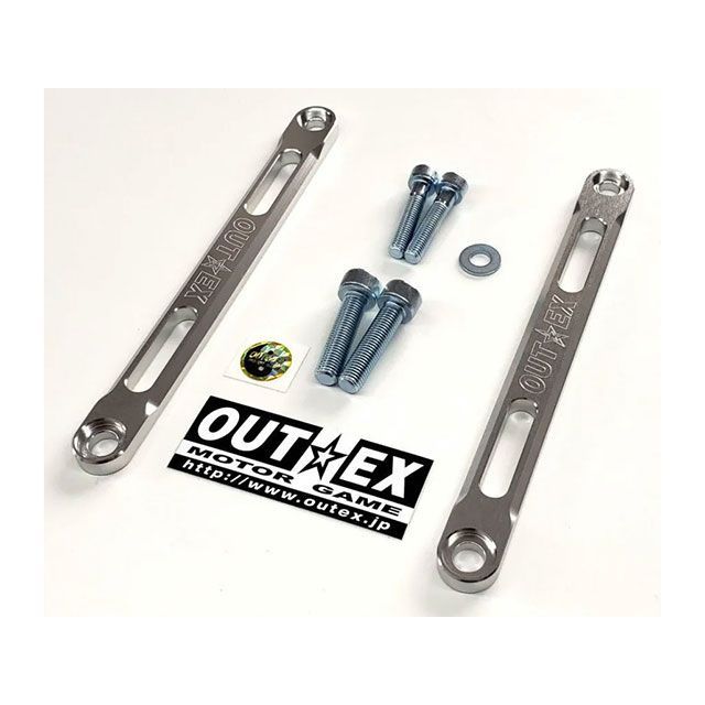 ●メーカー名：アウテックス / OUTEX●商品名：KLX140 ステアリングステムスタビライザー（クリアーアルマイト）●メーカー品番：SS26商品の保証は、メーカー保証書の内容に準じます。カラー：クリアーアルマイト【ステムスタビライザーの特長】アッパーとアンダーを連結している為、捩れ剛性が上がります。クイックなハンドリング／旋回性向上／コーナーリングスピードアップ／チャタリング減少／直進安定性／ブレーキング時の安定感インナーチューブのスムーズなストローク／転倒してもフロントフォークが捩れにくいストッピーも距離が伸びました（中しゃち談）※掲載画像はイメージです。実際の商品とは色味や仕様が異なる場合がございます。メーカー車種年式型式・フレームNo.その他カワサキKLX140※商品掲載時の適合情報です。年式が新しい車両については、必ずメーカーサイトにて適合をご確認ください。