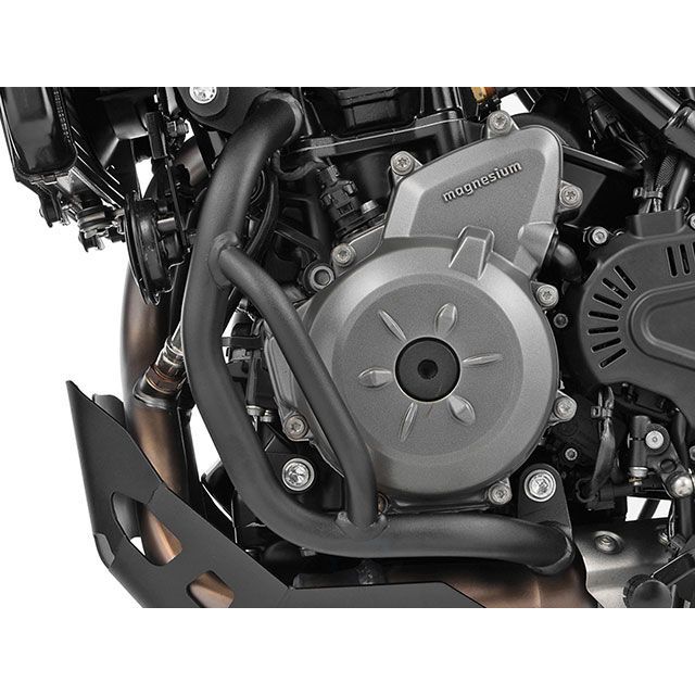 ●メーカー名：ワンダーリッヒ / Wunderlich●商品名：エンジンガード●メーカー品番：W40611-002本国に在庫がある場合、納品まで2〜3週間ほどお時間を頂きます。海外取寄の為、納期2ヶ月以内はキャンセル不可となります。商品の保証は、メーカー保証書の内容に準じます。生産は信頼のヘプコが担当し、Wunderlich専売のデザインとなります。ヘプコ＆ベッカー製 F450GS エンジンガードはなぜ欧州の玄人から、多くの支持を受けるブランドとなったのでしょうか。安心感の提供ヘプコ＆ベッカーのエンジンガードをを搭載する利点は、何よりも不安からの開放です。立ち転けや転倒、その修理代など、ベテランでもヒヤッとすることがあります。ヘプコ＆ベッカーではツーリングを心から楽しむことを目指し、製品を開発、お届けしています。■高い安全性万が一の有事から車体を守ります。直接のダメージを防ぐだけでなく、衝撃を多点に分散し、全体的にダメージを少なくする効果が期待できます。地面と車体の間への足の挟み込みなども防ぐことも大事な機能です。■品質の差別化ヘプコ＆ベッカーのエンジンガードにはパイプ内部に性質の異なる特殊強化パイプをさらに1本追加させた2重構造を採用。肉厚スチールの加工が施されている車両接合ポイントはトライ＆エラーより導きだされた耐衝撃性に優れた構造です。また多点支持や、パイプのつなぎ方も差し込みタイプとすることで、充分な強度を確保。これらのこだわりを元に、各所にツーリングライフの向上に貢献できるよう工夫が施されています。■より高い保護性能へWunderlichのタンクガードとの併設が可能。タンクガードとの併設により、タンク周辺まで保護範囲を広げることで、ツーリングやラフロード走行時の安心感を高めます。写真注意※画像はイメージです。※掲載画像はイメージです。実際の商品とは色味や仕様が異なる場合がございます。メーカー車種年式型式・フレームNo.その他ビーエムダブリューF450GS※商品掲載時の適合情報です。年式が新しい車両については、必ずメーカーサイトにて適合をご確認ください。
