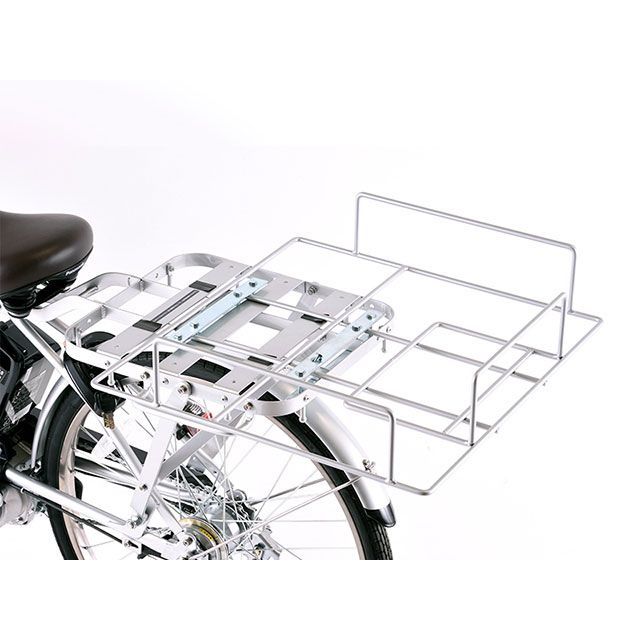 ●メーカー名：デリボックス / DeliBox●商品名：デリボックスSD-3用専用荷台●メーカー品番：SD-3C商品の保証は、メーカー保証書の内容に準じます。自転車にソフトデリボックスを取り付けるスチール製の荷台です。専用設計ですので、ソフトデリボックスを付属のベルトでしっかり固定できます。取付荷台はビジネスモデル自転車から家庭向け自転車まで 幅広く取付することが可能となっております。専用荷台の仕様本体重量（付属ステー含む）：3.8kg※掲載画像はイメージです。実際の商品とは色味や仕様が異なる場合がございます。