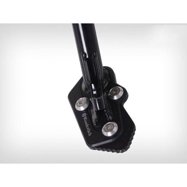 ●メーカー名：ワンダーリッヒ / Wunderlich●商品名：サイドスタンドエンド（ブラック）●メーカー品番：W32420-402●JANコード：4053196017891本国に在庫がある場合、納品まで2〜3週間ほどお時間を頂きます。海外取寄の為、納期2ヶ月以内はキャンセル不可となります。商品の保証は、メーカー保証書の内容に準じます。カラーブラック特徴サイドスタンドで駐車する場合、特に重量が極端に増える積載をしたときは車輌が約250〜350kgになり、通常のサイドスタンドエンドの接地面ではアスファルト、砂利、柔らかな地面などに沈み込む恐れがあります。この商品は接地面積を増やし不安定な駐車状況を改善します。8mm厚のアルミ合金を採用して堅強な造りになっています。ロングセラーの人気パーツです。備考【ワンダーリッヒ／Wunderlich】確立された車両のイメージを崩すことなく、持ち味を昇華させるアイテムは、厳選された上質な素材と緻密 な設計から具現化する。「BoxerCup」・「Europe Rally」参戦のテクノロジーから開発されるハイスペックパーツはあこがれのワークスマシンへと変貌する。ドイツメーカーならではの質実剛健なカスタムスタイルは新たなツーリングライフを綴る。写真注意※写真はイメージです。掲載写真の取り付け車種、カラーなど、写真と異なる場合がございます。実際の製品は改良・仕様変更などにより、一部カラー、形状が異なっている場合がございます。また、撮影の都合上、他商品も写真に写っている場合がありますが表題の商品のみのお届けとなります。※掲載画像はイメージです。実際の商品とは色味や仕様が異なる場合がございます。メーカー車種年式型式・フレームNo.その他ビーエムダブリューR1200R LC 水冷ビーエムダブリューR1250R2023〜ビーエムダブリューR1250R2019-2022※商品掲載時の適合情報です。年式が新しい車両については、必ずメーカーサイトにて適合をご確認ください。