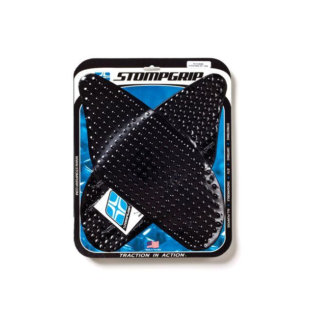 ●メーカー名：ストンプグリップ / STOMP GRIP●商品名：トラクションパッド タンクキット●カラー ブラック・カラー：クリアはこちら●メーカー品番：55-10-0048B●JANコード：4548664029723商品の保証は、メーカー保証書の内容に準じます。材質エラストマー樹脂仕様ストリートバイクキット備考STOMP GRIPは世界各国のトップレーサー、トップスタントライダーに愛用されています。日本のサーキット、ストリートでも大好評。STOMP GRIPの愛用者は世界中で激増中です。貼り方【1】貼付面の清掃を行ってください。（クリアをご使用の場合、汚れや水垢をコンパウンド等できれいに落としてから作業を行ってください） 【2】貼付面の脱脂を行ってください。 【3】位置決めを行います。 【4】空気が入らない様に端から貼ってください。裏紙は貼りながら剥がしてください。（端から時間をかけて、少しずつ確実にゆっくり貼ってください）ストンプグリップの粘着力が安定するまでには24時間が必要です。完全接着には72時間が必要です。完全接着前にご使用された場合、剥がれてしまったり、ずれてしまったりする場合があります。 ※フレーム面に貼付するストンプグリップは特にご注意ください。ご注意※ストンプグリップの接着剤はとても強力です。ストンプグリップを無理に剥がした場合、塗装が痛んだり剥がれたりする恐れがあります。ストンプグリップを剥がすには、ヒートガンなどで暖めて、粘着力を低下させてから剥がしてください。※必ず車両の年式を確認してからご注文をお願いします。※開封後の交換、返品はお断りさせていただいております。※掲載画像はイメージです。実際の商品とは色味や仕様が異なる場合がございます。メーカー車種年式型式・フレームNo.その他スズキGSXR600/7502004-2005※商品掲載時の適合情報です。年式が新しい車両については、必ずメーカーサイトにて適合をご確認ください。