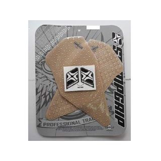 ●メーカー名：ストンプグリップ / STOMP GRIP●商品名：トラクションパッド フレームキット●カラー クリア・カラー：ブラックはこちら●メーカー品番：55-10-0014C●JANコード：4548664119400商品の保証は、メーカー保証書の内容に準じます。材質エラストマー樹脂仕様ストリートバイクキット備考ワインディングやサーキットでのライディング時、車両とのホールド性を高め、疲労を軽減するなど、アメリカをはじめ世界中で高い評価を得ているストンプグリップ！ストリートはもちろん、ロードレース、モトクロス、トライアル、スタントライディングと多くのプロライダーも愛用。マン島T.T.では装着率90％以上！全日本ロードレースでも装着するチームが急増中です！カラーはブラックとクリア（ベージュに見えるのはシール部の台紙です）。カラーチョイスの裏ワザとしては、『ボディカラーの濃い車両はブラックを選べ』。クリアの場合、濃色の車両に貼るとエアが入り込んだり、貼り方にムラがあるとその部分が目立ってしまいます。クリアは淡色カラー向け。ブラックは濃色カラー向けとご購入時に選んで頂ければ『目立たず』に『さりげなく』愛車のバージョンアップをすることが可能です。ご注意※車種別セットは年式別になっております。必ずご自分で車両の年式を確認してからご注文ください。※開封後の交換、返品はお受けできません。※車両の年式に関するお問い合わせはご返答いたしかねます。※装着時は車体側の洗車、脱脂後に貼り込み作業を行ってください。表面に汚れや油分が残っていると接着力が弱くなり剥がれやすくなります。※車種別セットはカット済みです。※類似品が出回っておりますのでご注意ください。※掲載画像はイメージです。実際の商品とは色味や仕様が異なる場合がございます。メーカー車種年式型式・フレームNo.その他ビューエルXB ALL MODELS2004-2010※商品掲載時の適合情報です。年式が新しい車両については、必ずメーカーサイトにて適合をご確認ください。