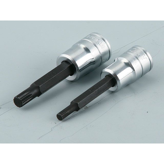 ●メーカー名：ケイティーシー / KTC(ケーティーシー)●商品名：BT3-M5（9.5SQ） 三重四角ビットソケット●メーカー品番：BT3-M5●JANコード：4989433159447商品の保証は、メーカー保証書の内容に準じます。●質量50g●仕様サイズ：M5／差込角：9.5sq.／外径（D：mm）：17／全長（L：mm）：72●交換ビット品番T-M5●備考欧州車に使用されている三重四角穴付ボルトに使用する専用ビットです。フォルクスワーゲン・アウディ等のドライブシャフトのフランジや足周りに多く使用されています。先端ビットの交換が可能です。●ご注意※インパクトレンチなどの動力工具では使用しないでください。