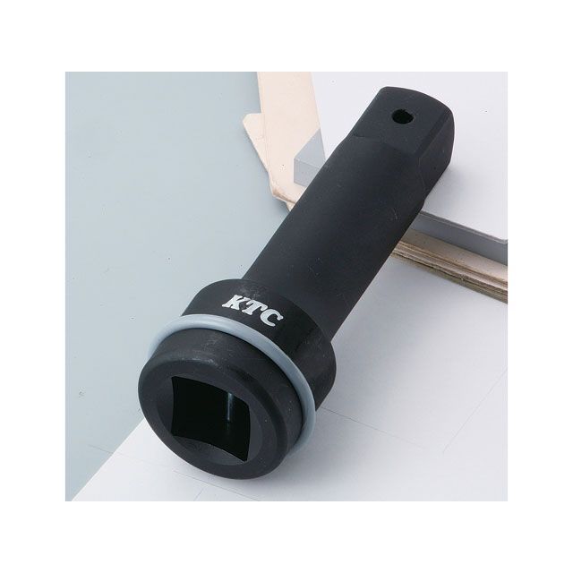 ●メーカー名：ケイティーシー / KTC(ケーティーシー)●商品名：BEP8-200（25.4SQ） インパクト用エクステンションバー●メーカー品番：BEP8-200●JANコード：4989433608822商品の保証は、メーカー保証書の内容に準じます。●質量1380g●仕様差込角：25.4sq.／軸径（mm）（D1：mm）：33／ソケット部外径（D2：mm）：50／全長（L：mm）：200●備考ピン・リング付き。（PR-4045）●ご注意※二本以上接続して使用しないで下さい。※黒色のリングには黒色のピン、灰色のリングにはシルバーのピンを組み合わせて下さい。