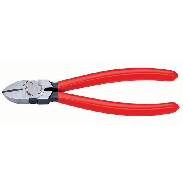 ●メーカー名：クニペックス / KNIPEX●商品名：7001-160 斜ニッパー（SB）●メーカー品番：・7001-160●JANコード：4003773011743商品の保証は、メーカー保証書の内容に準じます。●仕様■切断能力（軟線・φmm）：4.0 ■切断能力（中硬線・φmm）：2.8 ■切断能力（硬線・φmm）：2.0 ■長さ（mm）：160 ■質量（g）：175●特長1■様々な場面で活躍する汎用性の高い斜ニッパー。 ■高品質な原材料を用いることで、精密な作業を可能にし、ツール寿命も長くなっています。 ■軟線・硬線を精密に切断することができます。 ■刃の先端では細い銅線を丁寧に切断することができます。 ■入念な焼入れ処理が施された刃の硬度は約HRC62。 ■ヘッド先端は細くなっており、狭い場所での作業も可能です。 ■材質はオイル焼き入れ焼き戻し処理済みのバナジウム電気鋼●特長2■切断面は傘状。●特長3■ヘッド仕上げ：磨き ■ハンドル仕様：プラスチックコーティング