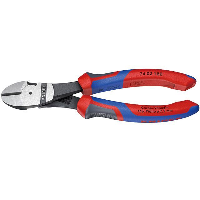 ●メーカー名：クニペックス / KNIPEX●商品名：7402-180 強力型斜ニッパー（硬線用） （SB）●メーカー品番：・7402-180●JANコード：4003773011903商品の保証は、メーカー保証書の内容に準じます。●仕様■切断能力（中硬線・φmm）：3.8 ■切断能力（硬線・φmm）：2.7 ■切断能力（ピアノ線・φmm）：2.2●特長1■ジョイントは鍛造軸カシメを採用し耐久性に優れています。 ■ピアノ線を含む様々なワイヤーの切断に適しています。 ■最適な刃の位置と角度・てこの原理を最大限発揮するデザイン・人間工学に基づいたハンドル形状-この3つの利点により、少ない力で高い切断能力を発揮します。 ■入念な焼入れ処理が施された刃の硬度は約HRC64。 ■材質はオイル焼き入れ焼き戻し処理済みのクロームバナジウム電気鋼●特長2■ヘッド仕上げ：磨き ■ハンドル仕様：コンフォート ■コンフォートハンドル：二種類の異なる素材が組み合わされた赤と青のツートンカラーハンドル。赤い部分は高硬度で摩擦の少ない素材を使用しており、抵抗なくスムーズにハンドルを開くことができます。青い部分は軟らかめの素材でグリップ感が高く滑り止め効果もあり、安定した力を加えることができます。●ご注意※コンフォートハンドル（本品）は絶縁ではありません。