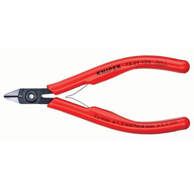 ●メーカー名：クニペックス / KNIPEX●商品名：7502-125 エレクトロニクスニッパー（＃7501-125） （SB）●メーカー品番：・7502-125●JANコード：4003773040507商品の保証は、メーカー保証書の内容に準じます。●仕様■切断能力（軟線・φmm）：0.2-1.3 ■切断能力（中硬線・φmm）：1.0 ■切断能力（硬線・φmm）：0.6 ■切断能力（ピアノ線・φmm）：0.4 ■長さ（mm）：125 ■質量（g）：80 ■刃長（mm）：14 ■ジョイント部の幅（mm）：10.5 ■ジョイント部の厚さ（mm）：6.5●特長1■極めて精密なエレクトロニクス関連、精密機器関連の切断作業に最適な高精度のニッパー。 ■軟線・硬線及び細いピアノ線も精密に切断することができます。 ■入念な焼入れ処理が施された刃の硬度は約HRC64。 ■抵抗感の少ないダブルオープンスプリング付きですので、繰り返し作業する際にも口を開く必要がありません。 ■材質はオイル焼き入れ焼き戻し処理済みの高級特殊工具鋼。 ■KNIPEXのエレクトロニクス斜ニッパーはヘッドが大変スリムで、狭い場所での作業に最適です。●特長2■切断面は傘状。●特長3■ヘッド仕上げ：磨き ■ハンドル仕様：プラスチックスリーブ ■スプリング付