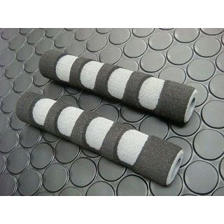 ●メーカー名：KN企画 / kn926(ケイエヌキカク)●商品名：ブレーキレバーグリップ●カラー ブラック/グレー・カラー：ブルーはこちら・カラー：ブラックはこちら・カラー：ライトグリーンはこちら・カラー：オレンジはこちら・カラー：レッドはこちら●メーカー品番：BRG-BKGY●JANコード：4562363192144商品の保証は、メーカー保証書の内容に準じます。備考ブレーキレバーやクラッチレバーにかぶせて使うグリップです。※掲載画像はイメージです。実際の商品とは色味や仕様が異なる場合がございます。メーカー車種年式型式・フレームNo.その他汎用※商品掲載時の適合情報です。年式が新しい車両については、必ずメーカーサイトにて適合をご確認ください。