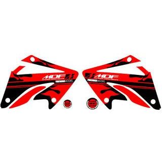 ●メーカー名：エムディーエフ / MDF●商品名：XR250 MOTARD（06-） グラフィックキット ファイアーモデル レッドタイプ●タイプ シュラウドセット・タイプ：コンプリートセットはこちら・タイプ：フロントフェンダーセットはこちら・タイプ：フォークガードセットはこちら・タイプ：ライトカウルセットはこちら・タイプ：リアフェンダーセットはこちら・タイプ：スイングアームセットはこちら・タイプ：サイドカバーセットはこちら●メーカー品番：MXRMO06-B-RD-SH●JANコード：4580394146592●メーカー直送品・代金引換でのご注文不可（ご注文が入った場合、キャンセルとさせていただきます。）・他商品との同時注文（併せ買い）不可。（ご注文が入った場合、キャンセルとさせていただきます。）・納品書、弊社無料雑誌が同梱されません。・運送会社、到着日時指定不可・離島への発送不可※本商品は当社倉庫からの発送ではなく【メーカー直送】となります。注意事項へのご了承をお願い致します。商品の保証は、メーカー保証書の内容に準じます。カラーレッドモデルファイアーモデル内容【コンプリートセット】車両1台分のフルセットです。全体をトータルなデザインでカスタムできます。 【フロントフェンダーセット】フロントフェンダー部分 【フォークガードセット】フォークガード部分 【ライトカウルセット】ライトカウル部分 【リアフェンダーセット】リアフェンダー部分 【スイングアームセット】スイングアーム部分 【サイドカバーセット】サイドカバー部分 【シュラウドセット】シュラウド部分 以上のタイプがあります。ご希望のセットをお選びください。特徴■各車種専用カット加工 全て年式、車種に合わせたカット加工済みなので合わせて貼るだけできれいに仕上がります。■紫外線対応UV加工済 紫外線による焼け、色落ちを防ぐUV加工を施してあります。■厚手3層シート加工 粘着面、印刷面、保護面の3層構造。カッティングシートとは違い厚手高級仕上げです。備考MDFグラフィックキットは、車両全体をトータルにコーディネートするコンプリートセットと、貼りたい部分だけを購入できる各セットがあります。キズ付いたり壊れたりした部分だけを補修する際も必要な部分だけを購入することができます。ご注意※当商品はデカール（ステッカー）のみの商品となります。※掲載画像はイメージです。実際の商品とは色味や仕様が異なる場合がございます。メーカー車種年式型式・フレームNo.その他ホンダXR250 MOTARD2006〜※商品掲載時の適合情報です。年式が新しい車両については、必ずメーカーサイトにて適合をご確認ください。