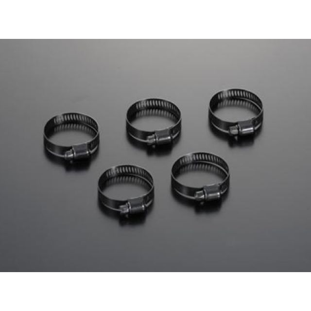 ●メーカー名：テラモト / TERAMOTO●商品名：ホースバンド ブラック 18-32●内容 5個入・内容：2個入はこちら●メーカー品番：3117●JANコード：4580305162710商品の保証は、メーカー保証書の内容に準じます。カラーブラック仕様外径：18-32mmまで使用可能特長ホースバンド ブラックは独自の表面処理を行なっています。四三酸化鉄処理（黒染）を施し、その上に耐熱クリアーコーティングで仕上げることにより、防錆・耐熱性・硬度を上げ、さらに光沢のあるホースバンドです。備考ステンレスホースバンドに新色のブラックを追加し、低価格設定。カスタムのワンポイントにどうですか。外径18-32mmまで使用可能です。T-REV φ22とφ25の付属ホースバンドはこれです。2個入りと、お得な5個入りがあります。写真注意※画像はイメージとなります。※掲載画像はイメージです。実際の商品とは色味や仕様が異なる場合がございます。メーカー車種年式型式・フレームNo.その他汎用※商品掲載時の適合情報です。年式が新しい車両については、必ずメーカーサイトにて適合をご確認ください。