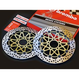 ●メーカー名：ブレンボ / brembo●商品名：フローティングディスク 左右セット●メーカー品番：208.9737.53●JANコード：8020584608593商品の保証は、メーカー保証書の内容に準じます。備考このフローティング・ディスクは、ストリートやサーキットで最大限の性能レベルを提供するべく特別に開発された製品です。ソリッドメタルから削り出されたインナーベルとアウターローターが組み合わされ、綿密なFEM解析を行って製造されます。ディスクローターの制動面にはドリルドホールが配列されており、ブレーキング時の制動力とコントロール性を最大にするのと同時に、 回転モーメントを減少させ、結果として車両のハンドリングを向上させるのが特徴です。10箇所のフランジ部をジュラルミン製のフローティング・ブッシュにより結合されており、レースでの使用にも十分耐えうる製品です。ご注意※本キットはディスク2枚、取扱説明書1部、ブレンボ・ステッカー1セットを含みます。※掲載画像はイメージです。実際の商品とは色味や仕様が異なる場合がございます。メーカー車種年式型式・フレームNo.その他ビーエムダブリューHP4※商品掲載時の適合情報です。年式が新しい車両については、必ずメーカーサイトにて適合をご確認ください。