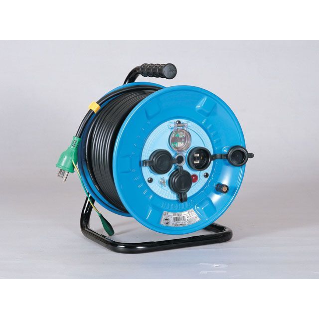●メーカー名：日動工業 / nichido(ニチドウコウギョウ)●商品名：NPW-EB33 100V電工ドラム 屋外型30M アース付●メーカー品番：NPW-EB33●JANコード：4937305035771商品の保証は、メーカー保証書の内容に準じます。仕様【プラグ仕様】接地2P 15A 125V 【電線長さ】30m 【電線仕様（電線種×太さ×芯）】VCT2.0×3 【電線許容電流】22A 【コンセント数】3 【外形寸法】高さ335mm×幅260mm×奥行220mm 【重量】7.7kg特徴■雨中での作業は水を寄付けない安全設計 ■緑のEBタイプの漏電しゃ断器付：漏電時に15mA感度で0.1秒以内に電気をしゃ断します。 ■防雨・防塵型電工ドラム ■電源表示ランプ付 ■ポッキンプラグ付 ■屋外型 ■コンセントキャップ付：スプリング式です ■アース付 ■雨の日や湿気の多い場所では、漏電や感電の危険性が高い。防雨型の使用で安心。※掲載画像はイメージです。実際の商品とは色味や仕様が異なる場合がございます。