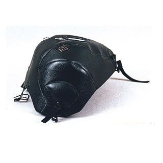 ●メーカー名：バグスター / BAGSTER●商品名：タンクカバー●カラー （97-07）ブラック・カラー：（97-02）ワインはこちら・カラー：（99-03）レッドはこちら・カラー：（00-04）ブルーはこちら・カラー：（01-04）ライトグレーはこちら・カラー：（05-07）ライトグレー/グレーはこちら・カラー：（06-08）ガンメタ/グレーはこちら●メーカー品番：1328U●JANコード：4520616799953商品の保証は、メーカー保証書の内容に準じます。材質PVC（合皮）備考幅広いバリエーション。愛車のイメージチェンジに最適！バグスターのタンクカバーは、純正のタンクを合成皮革（PVC）でカバーし、保護するのはもちろん、エクボやキズ隠しにも使えます。バグスター製品は幅広い車種に対応し、豊富なカラーバリエーションで、ほとんどの車両に純正の色目に近いカラーがラインナップされています。車種専用設計で、タンクカバーの取付けも簡単に行えます。優れた立体裁断、縫製技術で違和感無くタンクにフィットします。また、タンクカバーには専用タンクバッグを取付ける為のアタッチメントが装備されています。取り付け方【1】ハンドルグリップの妨げにならないように注意しながらステム周りにベルトを通し、アジャスターで締め付けます。（仮締め） 【2】タンクのフチやフレーム、カバー類にベルトを掛け、アジャスターで締め付けます。（仮締め） 【3】シート下にベルトを掛け、アジャスターで締め付けます。最後に給油口の位置を参考に全体的なバランスを見ながら調整し、最後に本締めします。ご注意※カラー名の頭についている（）内の数字が年式となります。※ポジションのタイトな車両にサイズの大きい（背の高い）バッグを取り付けると、ハンドリングの妨げになる場合があります。ご注意下さい。※仕様変更によりバックルの色が写真と異なる場合がございます。仕様のご指定はお受けできかねますのでご了承ください。※掲載画像はイメージです。実際の商品とは色味や仕様が異なる場合がございます。メーカー車種年式型式・フレームNo.その他ホンダCBR1100XX※年式はカラー名をご確認ください。※商品掲載時の適合情報です。年式が新しい車両については、必ずメーカーサイトにて適合をご確認ください。