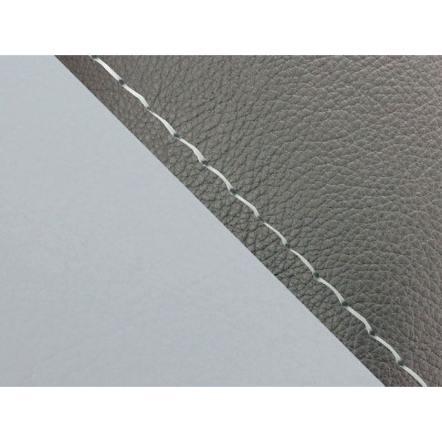●メーカー名：グロンドマン / Grondement●商品名：W650（99年 EJ650A1/C1） 国産シートカバー 張替 黒●ライン グレーライン 仕様 透明ステッチ●メーカー品番：GH5557KC17S0●JANコード：4573317863096商品の保証は、メーカー保証書の内容に準じます。カラー黒仕様張替仕様備考車種専用設計品です。シートの型の制作から生地の仕入れ、裁断、縫製迄を全て国内（自社）で行っており、グロンドマンスタッフが一切の妥協をする事無く製作した国産シートカバーです。張替えの際は車両のシートを忠実に再現している為、張替え後の質感は最高の仕上がりとなります。張替えはハンドタッカー（それの芯）と薄めのマイナスドライバーとラジオペンチ（芯を抜く為）があれば出来ます。本製品のカラー以外にも様々なカラーバリエーションをご用意しております。ご注意本製品にはシートアッセンブリー（シート本体）は含まれておりません。本製品の取り付けの際はタッカーが必要です。車種専用設計品で張替え後の質感を重視して制作しています。張替えの際に「少しシートカバー小さく無いか」と思われるかもしれませんが、品質重視の為に非常にタイトに製品を制作している為です。なお、お客様の車両のシートが社外品だった場合は取り付けが出来ない場合が御座いますので、ご購入前にチェックして頂く必要があります。生地やその他素材（パイピング等）の色目は仕入れ時期により若干変更となる場合が御座います。写真注意画像はイメージ画像となります。商品カラーに関しましては商品説明をお読み下さい。※掲載画像はイメージです。実際の商品とは色味や仕様が異なる場合がございます。メーカー車種年式型式・フレームNo.その他カワサキW6501999EJ650A1/C1※商品掲載時の適合情報です。年式が新しい車両については、必ずメーカーサイトにて適合をご確認ください。