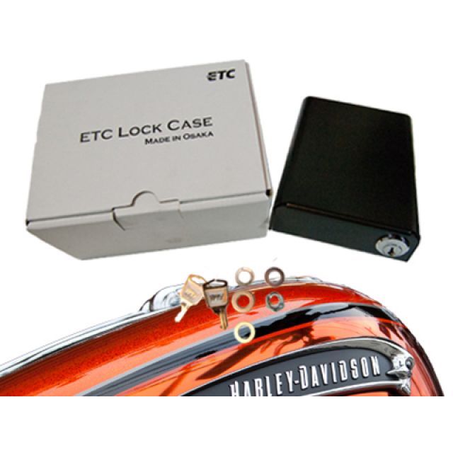●メーカー名：テラダモータース / TERADAMOTORS●商品名：ソフテイルモデル用鍵付きETCロックケース●仕様 日本無線製車載器JRM-11用・仕様：ミツバ製車載器MSC-BE31用はこちら・仕様：ミツバ製車載器MSC-BE51（W）、MSC-BE700用はこちら●メーカー品番：EC11-S-SFO商品の保証は、メーカー保証書の内容に準じます。カラーブラック適合車種2010年までのツインカムソフテイルモデルでエンジンガードの付いていない車両備考ケース本体、取り付けに必要なステー全てが付属するソフテイルモデル用の鍵付きETC車載器用ケースのセットとなります。取り付け場所はフレームのダウンチューブ、ネックの下部分になります。ケース本体、ステーの単品販売も別途行っております。ETCロックケースはその名の通り鍵をかけることが可能なETC車載器用ケースです。ケース本体は重量増を避けるためアルミ製とし強度と軽量化を同時に達成しております。ハーレーのように特に振動の大きい車両へ取り付けた場合、製品精度の低さはケースのガタツキとなって現れ不快なノイズの発生源となり得ます。ETCロックケースはケースの加工精度を上げることでこのガタツキを最小限度に抑えることに成功しました。是非一度手にとってその品質をご確認いただければと思います。もちろん商品は全て日本国内（大阪）で製造されております。写真注意※画像はイメージとなります。※掲載画像はイメージです。実際の商品とは色味や仕様が異なる場合がございます。