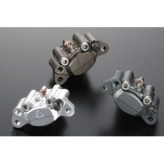 ●メーカー名：シフトアップ / SHIFTUP●商品名：ビレットキャリパー 2pods for 160mmディスク ヤジルシ↑ロゴ●カラー：クリア・カラー：スモークチタンはこちら・カラー：スモークガンメタはこちら●メーカー品番：200051-00-10●JANコード：4580425070568商品の保証は、メーカー保証書の内容に準じます。●サイズブリーダーボルト・バンジョーボルト：M10-P1.00 取付けピッチ：84mm（bremboカニと同様） ピストン径：φ25.4mm●仕様ヤジルシ↑ロゴ／25.4mmアルミピストン2pods／ブレーキパッド付属（AFAM製）●備考ボディの形状上160mmディスクローター対応となります。メーカー車種年式型式・フレームNo.その他汎用160mmディスクローター対応※商品掲載時の適合情報です。年式が新しい車両については、必ずメーカーサイトにて適合をご確認ください。