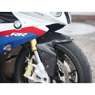 ●メーカー名：ササキスポーツ / sasakisports(ササキスポーツクラブ)●商品名：フロントフェンダー（ドライカーボン）●メーカー品番：SSCJ-601-DC商品の保証は、メーカー保証書の内容に準じます。仕様ドライカーボン備考空力特性をアップさせるため、ノーマルに比べてワイド形状となっております。ご注意※SSCオリジナル・ドライカーボンパーツは、従来のカーボン素材に環境・安全を考え、耐汚染性・対薬品性人体（アレルギー）に悪影響を及ぼさないよう考慮された人体無害な専用塗装処理された製品です。※掲載画像はイメージです。実際の商品とは色味や仕様が異なる場合がございます。メーカー車種年式型式・フレームNo.その他ビーエムダブリューS1000RRフレームヒートガードとリアシートカウル以外は、2013年モデルにも適合します。※商品掲載時の適合情報です。年式が新しい車両については、必ずメーカーサイトにて適合をご確認ください。