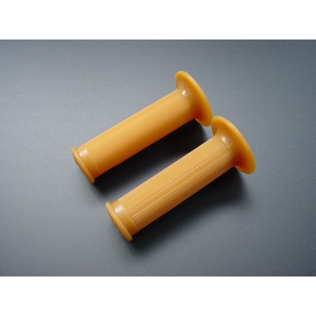 ●メーカー名：ビーアールシー / BRC●商品名：生ゴムグリップ左右セット●仕様 丸型茶色・仕様：丸型黒色はこちら・仕様：六角型黒色はこちら・仕様：八角型黒色はこちら●メーカー品番：・5260商品の保証は、メーカー保証書の内容に準じます。仕様非貫通タイプ備考【六角形】希少な六角型でとても握りやすく疲れません。一度、気分転換にどうですが？バイクのイメージもチェンジできます。【八角型】希少な八角型でとても握りやすく疲れません。一度、気分転換にどうですが？バイクのイメージもチェンジできます。ご注意※取付けるとハンドルとゴムの摩擦抵抗で1cmの隙間が開いて、長さが短いというお問い合わせがたいへん多いため、取付についての説明を致します。※グリップゴムと言う通り、ゴムで出来ておりますので、1cmくらいは伸びたり縮んだりします。※そのため縮んだ状態で取付けますと1cmの隙間ができます。※そのため、グリスやワックスなど何も塗らずに1cmの隙間があいているグリップ側とハンドルとの隙間にエアーガンで空気を送るとグリップゴムが膨らんで伸びますので、その状態でグリップゴムを引っ張って隙間が無くなるように取り付けます。※そのため、グリップゴムは「ただ単に付ければOK」の商品では無く、隙間が無いよう取付ける商品になりますので、取付方をご理解をした上でのご購入をお願い致します。※掲載画像はイメージです。実際の商品とは色味や仕様が異なる場合がございます。メーカー車種年式型式・フレームNo.その他汎用※商品掲載時の適合情報です。年式が新しい車両については、必ずメーカーサイトにて適合をご確認ください。