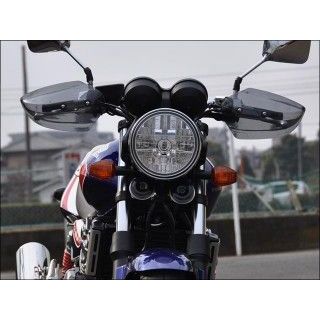 ●メーカー名：シックデザイン / CHIC DESIGN●商品名：ナックルガード ガイラガントレット●カラー スモーク・カラー：クリアはこちら●メーカー品番：GG45B/2●JANコード：4548664579877商品の保証は、メーカー保証書の内容に準じます。サイズLENGTH：150mm WIDTH：250mm DEPTH：80mm特徴1【車体のバランスを損なわないデザイン】ハンドルガード本体に80mmの奥行きを持たせることで、レバー回りに窮屈さを感じさせないクリアランスを確保。またレバー下方に回り込むような形状は、こぶしだけでなく指先部分にまで防風性能を持たせています。必要保安部品に干渉することなく最大限の防風効果が得られるように考慮された専用カットラインを各車種に設定。 【ミラーホルダーに簡単ボルトオン設計】装着は左右のミラーに共締めするだけですので、素早く簡単におこなうことができます。取付けステーは、各車両のブレーキ・クラッチ周りに合わせた特殊な形状で回り止めの役割をも果たしています。そのため一点留めでありながら堅牢な固定を実現しています。ノーマル車両への装着を前提に設計されていますので、マスターシリンダーなどハンドル周りに変更を加えている場合、装着できなかったり、十分な防風効果を得られない場合があります。 【お好みに応じてクリアかスモークを選択】クリア仕様はハンドル周りの軽快感を損わなず爽やかな印象に、スモーク仕様はガントレットの存在感が増し引き締まった印象となります。特徴2■クラッチ側はホルダーの隙間にステーを差し込むことで回り止めとしています。 ■ブレーキ側はマスターシリンダーの形状に合わせたステー形状。回り止めの役目を果たします。備考走行風よりライダーの拳や指先を保護するナックルガード。鎧羅（ガイラ）とは鎧の着物を意味し、ガントレットとは西洋の甲冑の一部で指先から腕を守る防具「籠手（こて）」を指します。バイクに纏う鎧であり、繊細な操作を要求されるライダーの指先を守る唯一のエアロプロテクションです。複雑な曲面を描くシールド本体には耐久性に優れた3mm厚のポリカーボネイトを採用。高い透明度でハンドル周りの軽快感を損ねません。車種ごとに設計された十分な強度をもたせた取付けステーはクロームメッキまたはブラック塗装仕上げ。高い風圧を受けてもガタツキが出ないように考慮された形状を持ち、対応車両にボルトオン設計です。シールドの取り付けには耐久性の高いステンレスビスとポリカーボネイトワッシャ、ロックナットを採用しています。ご注意※CHIC DESIGN社『ガイラシールド』やビキニカウルシリーズとの同時装着は未確認となります。※ノーマル車両への装着を前提に設計されていますので、マスターシリンダーなどハンドル周りに変更を加えている場合、装着できなかったり、十分な防風効果を得られない場合があります。※クラッチ側のステーについて：クラッチ側のステーには11mmの穴と25mm四方のスペースを設け、普段ミラーに共締めしているETCアンテナや時計などを移設出来るようにしています。※掲載画像はイメージです。実際の商品とは色味や仕様が異なる場合がございます。メーカー車種年式型式・フレームNo.その他ホンダCB400SF VTEC Revo2008-2013※商品掲載時の適合情報です。年式が新しい車両については、必ずメーカーサイトにて適合をご確認ください。
