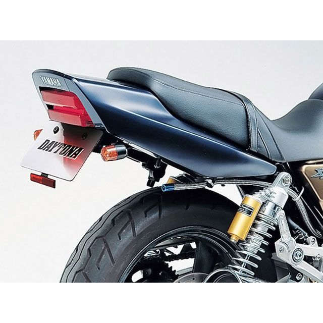 ●メーカー名：デイトナ / DAYTONA●商品名：フェンダーレスキット（スリムリフレクター付属）●メーカー品番：74296●JANコード：4909449389621商品の保証は、メーカー保証書の内容に準じます。仕様■スリムリフレクター付属 ■純正小物入れ使用可能備考すっきりしたリア回りを演出するフェンダーレスキット。ナンバープレート取付角度は45°に設計。車種専用取付ステー、リフレクター＆ステーなど必要部品が一式付属。別途ご購入いただく別売品がない、安心の保安基準適合ボルトオンキットです。純正リアウインカー対応。ご注意※純正リフレクターを使用するキットにはリフレクターは付属していません。※アルミナンバープレートホルダー併用不可。※車検場によっては、車両全長の記載事項の変更を指示される場合があります。その際は検査官の指示に従ってください。※掲載画像はイメージです。実際の商品とは色味や仕様が異なる場合がございます。メーカー車種年式型式・フレームNo.その他ヤマハXJR400/S/R1993-19974HM1〜7※XJR400RIIに装着する場合はウインカー取付加工が必要。※商品掲載時の適合情報です。年式が新しい車両については、必ずメーカーサイトにて適合をご確認ください。