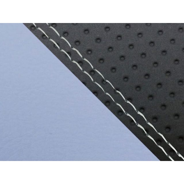 ●メーカー名：グロンドマン / Grondement●商品名：MT-09/FZ-09 国産シートカバー エンボス黒＆ライト青●タイプ 張替 仕様 透明ダブルステッチ・タイプ：張替 仕様：黒ステッチはこちら・タイプ：張替 仕様：黒ダブルステッチはこちら・タイプ：張替 仕様：赤ステッチはこちら・タイプ：張替 仕様：赤ダブルステッチはこちら・タイプ：張替 仕様：透明ステッチはこちら●メーカー品番：GH5562YC834SW0●JANコード：4573317783653商品の保証は、メーカー保証書の内容に準じます。特徴国内（日本）生産品。備考【張替仕様】車種専用設計品です。シートの型の制作から生地の仕入れ、裁断、縫製迄を全て国内（グロンドマン社）で行っており、グロンドマンスタッフが一切の妥協をする事無く製作した国産シートカバーです。張替えの際は車両のシートを忠実に再現している為、張替え後の質感は最高の仕上がりとなります。張替えはハンドタッカー（それの芯）と薄めのマイナスドライバーとラジオペンチ（芯を抜く為）があれば出来ます。一度覚えると出来ますので、色んなデザインのシートカバーを張ってみたくなる・・かもしれません。（張替え作業はタッカーの芯で怪我をしないよう注意して下さい。）【被せ仕様】工具要らず！被せるだけのシートカバーです。装着後はまるでシートカバーを張り替えたかのような質感です。生地の仕入れから裁断・縫製もグロンドマン社で管理しており、この品質はグロンドマンだからこそ出来る業です。工具無しでシートのイメージを一新出来るグロンドマン国産シートカバーを是非、一度お試し下さい。ご注意【張替仕様】本製品にはシートアッセンブリー（シート本体）は含まれておりません。本製品の取り付けの際はタッカーが必要です。車種専用設計品で張替え後の質感を重視して制作しています。張替えの際に「少しシートカバー小さく無いか」と思われるかもしれませんが、品質を考えた上で車両のシートを忠実に再現して製品を制作いる為となりますのでご了承願います。なお、お客様の車両のシートが社外品だった場合は取り付けが出来ない場合が御座いますので、ご購入前にチェックして頂く必要があります。生地やその他素材（パイピング等）の色目は仕入れ時期により若干変更となる場合が御座います。【被せ仕様】本製品にはシートアッセンブリー（シート本体）は含まれておりません。シート表皮のみの販売となります。本製品は被せるだけで装着が可能ですが、装着後の質感を重視して制作しております。「このシートカバー少し小さく無いか」と思われるかもしれませんが、これは被せ後の質感を張替え同様の美しさに仕上げる為です。その為、シートの形状により取り付けに力がいる場合が御座いますのでご注意下さい。車種専用設計品です。お客様の車両のシートが社外品だった場合は取り付けが出来ない場合が御座いますので、ご購入前にチェックして頂く必要があります。生地やその他素材（パイピング等）の色目は仕入れ時期により若干変更となる場合が御座います。写真注意※画像はカラーイメージです。カラーの詳細につきましては商品説明文もあわせてご確認下さい。※掲載画像はイメージです。実際の商品とは色味や仕様が異なる場合がございます。メーカー車種年式型式・フレームNo.その他ヤマハMT-09/FZ-09※商品掲載時の適合情報です。年式が新しい車両については、必ずメーカーサイトにて適合をご確認ください。