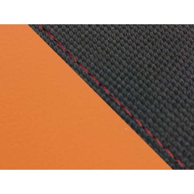 ●メーカー名：グロンドマン / Grondement●商品名：YZF-R1シングル（フロント側） 国産シートカバー スベラーヌ黒＆オレンジ●タイプ 張替 仕様 赤ステッチ・タイプ：張替 仕様：黒ステッチはこちら・タイプ：張替 仕様：黒ダブルステッチはこちら・タイプ：張替 仕様：赤ダブルステッチはこちら・タイプ：張替 仕様：透明ステッチはこちら・タイプ：張替 仕様：透明ダブルステッチはこちら●メーカー品番：GH5563YC4614S40●JANコード：4573317807663商品の保証は、メーカー保証書の内容に準じます。特徴国内（日本）生産品。備考【張替仕様】車種専用設計品です。シートの型の制作から生地の仕入れ、裁断、縫製迄を全て国内（グロンドマン社）で行っており、グロンドマンスタッフが一切の妥協をする事無く製作した国産シートカバーです。張替えの際は車両のシートを忠実に再現している為、張替え後の質感は最高の仕上がりとなります。張替えはハンドタッカー（それの芯）と薄めのマイナスドライバーとラジオペンチ（芯を抜く為）があれば出来ます。一度覚えると出来ますので、色んなデザインのシートカバーを張ってみたくなる・・かもしれません。（張替え作業はタッカーの芯で怪我をしないよう注意して下さい。）【被せ仕様】工具要らず！被せるだけのシートカバーです。装着後はまるでシートカバーを張り替えたかのような質感です。生地の仕入れから裁断・縫製もグロンドマン社で管理しており、この品質はグロンドマンだからこそ出来る業です。工具無しでシートのイメージを一新出来るグロンドマン国産シートカバーを是非、一度お試し下さい。ご注意【張替仕様】本製品にはシートアッセンブリー（シート本体）は含まれておりません。本製品の取り付けの際はタッカーが必要です。車種専用設計品で張替え後の質感を重視して制作しています。張替えの際に「少しシートカバー小さく無いか」と思われるかもしれませんが、品質を考えた上で車両のシートを忠実に再現して製品を制作いる為となりますのでご了承願います。なお、お客様の車両のシートが社外品だった場合は取り付けが出来ない場合が御座いますので、ご購入前にチェックして頂く必要があります。生地やその他素材（パイピング等）の色目は仕入れ時期により若干変更となる場合が御座います。【被せ仕様】本製品にはシートアッセンブリー（シート本体）は含まれておりません。シート表皮のみの販売となります。本製品は被せるだけで装着が可能ですが、装着後の質感を重視して制作しております。「このシートカバー少し小さく無いか」と思われるかもしれませんが、これは被せ後の質感を張替え同様の美しさに仕上げる為です。その為、シートの形状により取り付けに力がいる場合が御座いますのでご注意下さい。車種専用設計品です。お客様の車両のシートが社外品だった場合は取り付けが出来ない場合が御座いますので、ご購入前にチェックして頂く必要があります。生地やその他素材（パイピング等）の色目は仕入れ時期により若干変更となる場合が御座います。写真注意※画像はカラーイメージです。カラーの詳細につきましては商品説明文もあわせてご確認下さい。※掲載画像はイメージです。実際の商品とは色味や仕様が異なる場合がございます。メーカー車種年式型式・フレームNo.その他ヤマハYZF-R1シングル（フロント側）※商品掲載時の適合情報です。年式が新しい車両については、必ずメーカーサイトにて適合をご確認ください。