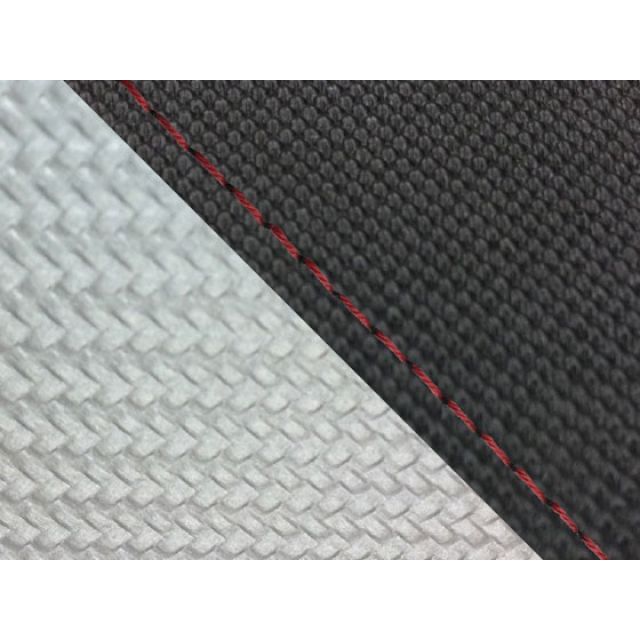●メーカー名：グロンドマン / Grondement●商品名：YZF-R1シングル（フロント側） 国産シートカバー スベラーヌ黒＆カーボン銀●タイプ 張替 仕様 赤ステッチ・タイプ：張替 仕様：黒ステッチはこちら・タイプ：張替 仕様：黒ダブルステッチはこちら・タイプ：張替 仕様：赤ダブルステッチはこちら・タイプ：張替 仕様：透明ステッチはこちら・タイプ：張替 仕様：透明ダブルステッチはこちら●メーカー品番：GH5563YC4617S40●JANコード：4573317807694商品の保証は、メーカー保証書の内容に準じます。特徴国内（日本）生産品。備考【張替仕様】車種専用設計品です。シートの型の制作から生地の仕入れ、裁断、縫製迄を全て国内（グロンドマン社）で行っており、グロンドマンスタッフが一切の妥協をする事無く製作した国産シートカバーです。張替えの際は車両のシートを忠実に再現している為、張替え後の質感は最高の仕上がりとなります。張替えはハンドタッカー（それの芯）と薄めのマイナスドライバーとラジオペンチ（芯を抜く為）があれば出来ます。一度覚えると出来ますので、色んなデザインのシートカバーを張ってみたくなる・・かもしれません。（張替え作業はタッカーの芯で怪我をしないよう注意して下さい。）【被せ仕様】工具要らず！被せるだけのシートカバーです。装着後はまるでシートカバーを張り替えたかのような質感です。生地の仕入れから裁断・縫製もグロンドマン社で管理しており、この品質はグロンドマンだからこそ出来る業です。工具無しでシートのイメージを一新出来るグロンドマン国産シートカバーを是非、一度お試し下さい。ご注意【張替仕様】本製品にはシートアッセンブリー（シート本体）は含まれておりません。本製品の取り付けの際はタッカーが必要です。車種専用設計品で張替え後の質感を重視して制作しています。張替えの際に「少しシートカバー小さく無いか」と思われるかもしれませんが、品質を考えた上で車両のシートを忠実に再現して製品を制作いる為となりますのでご了承願います。なお、お客様の車両のシートが社外品だった場合は取り付けが出来ない場合が御座いますので、ご購入前にチェックして頂く必要があります。生地やその他素材（パイピング等）の色目は仕入れ時期により若干変更となる場合が御座います。【被せ仕様】本製品にはシートアッセンブリー（シート本体）は含まれておりません。シート表皮のみの販売となります。本製品は被せるだけで装着が可能ですが、装着後の質感を重視して制作しております。「このシートカバー少し小さく無いか」と思われるかもしれませんが、これは被せ後の質感を張替え同様の美しさに仕上げる為です。その為、シートの形状により取り付けに力がいる場合が御座いますのでご注意下さい。車種専用設計品です。お客様の車両のシートが社外品だった場合は取り付けが出来ない場合が御座いますので、ご購入前にチェックして頂く必要があります。生地やその他素材（パイピング等）の色目は仕入れ時期により若干変更となる場合が御座います。写真注意※画像はカラーイメージです。カラーの詳細につきましては商品説明文もあわせてご確認下さい。※掲載画像はイメージです。実際の商品とは色味や仕様が異なる場合がございます。メーカー車種年式型式・フレームNo.その他ヤマハYZF-R1シングル（フロント側）※商品掲載時の適合情報です。年式が新しい車両については、必ずメーカーサイトにて適合をご確認ください。