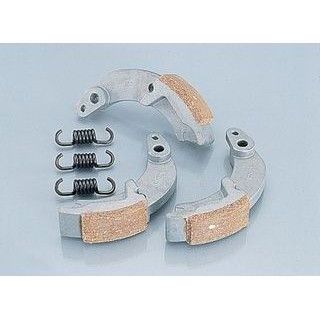 ●メーカー名：キタコ / KITACO●商品名：軽量クラッチシューセット●メーカー品番：307-1029050●JANコード：4990852300617商品の保証は、メーカー保証書の内容に準じます。●備考スクーターのクラッチは、回転遠心力を利用し、非力な低回転域では動力をリヤタイヤには伝達せず、ある程度回転数を上げ、実用走行回転数に達した時点で回転を伝達させ、発進させる遠心クラッチが採用されています。軽量強化クラッチKITは軽量化されたクラッチシューと強化されたクラッチスプリングによって、クラッチミートタイミングをより高回転域（2ストエンジンは高回転で高出力）へ移行させ鋭いスタートダッシュを可能にするレーシングパーツです。またマフラー交換等により、低速トルクが低下している場合にも有効です。●ご注意※ノーマルクラッチ使用不可。メーカー車種年式型式・フレームNo.その他汎用キタコ製クラッチキット（307-1029000）補修用 ※ノーマルクラッチには使用不可※商品掲載時の適合情報です。年式が新しい車両については、必ずメーカーサイトにて適合をご確認ください。