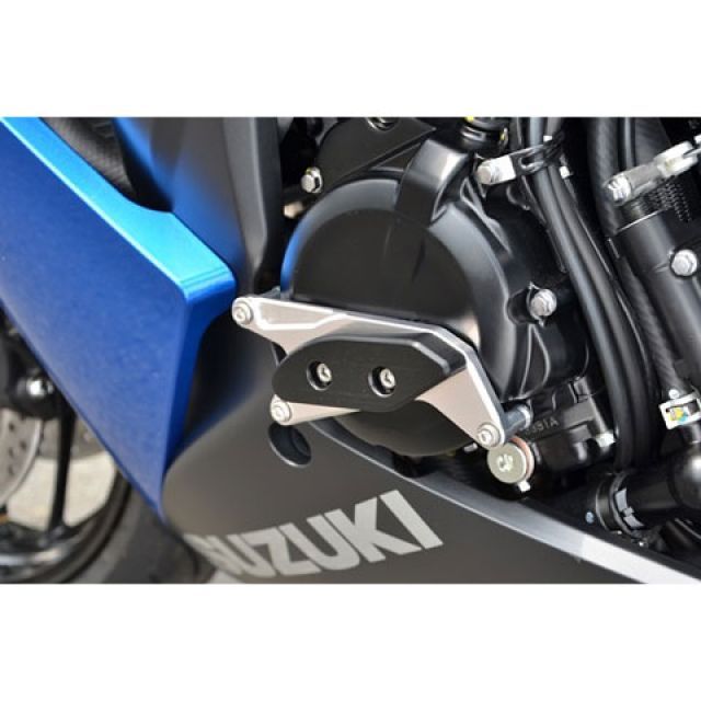 ●メーカー名：アグラス / AGRAS●商品名：レーシングスライダー ジェネレーターA●カラー ジュラコン/ブラック・カラー：ジュラコン/ホワイトはこちら●メーカー品番：342-302-003B商品の保証は、メーカー保証書の内容に準じます。商品内容ジェネレーターA（アルミベース＋ジュラコン（R））備考エンジン左側、ジェネレーターカバーのボルトと共締めで取り付けます。ご注意※サーキット走行等、走行条件によっては車両のバンク角が損なわれる場合もございます。ご注意ください。※レーシングスライダー ジェネレーターBとの同時装着不可。※レーシングスライダー ジェネレーターCとの同時装着不可。※ジュラコン（R）はポリプラスチックス株式会社の日本その他の国の登録商標です。※画像はジュラコン（R）/ブラックのイメージです。※掲載画像はイメージです。実際の商品とは色味や仕様が異なる場合がございます。メーカー車種年式型式・フレームNo.その他スズキGSX-S1000/FスズキKATANA※商品掲載時の適合情報です。年式が新しい車両については、必ずメーカーサイトにて適合をご確認ください。